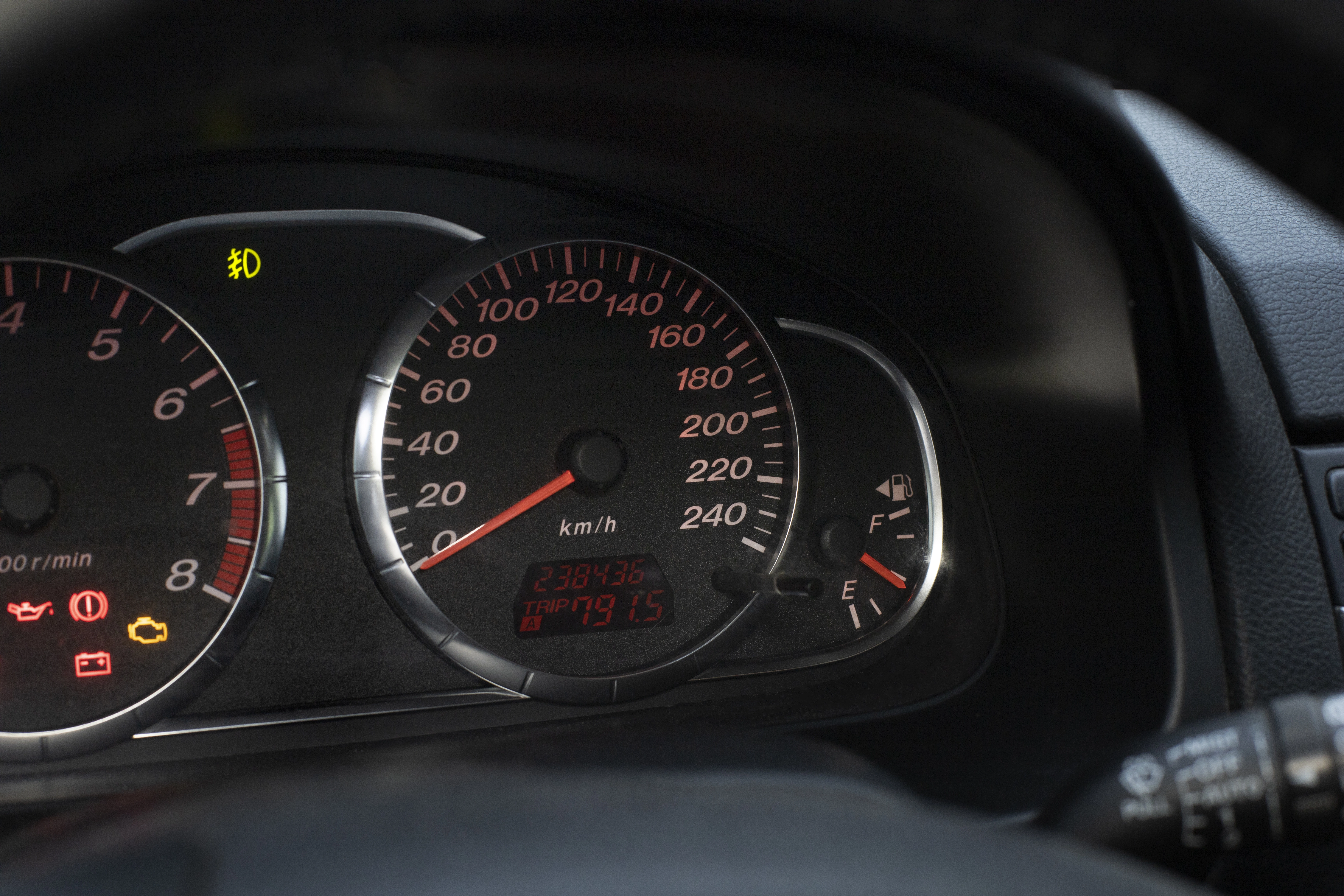 quadro strumenti di un'auto usata con contachilometri che mostra 238.436 km