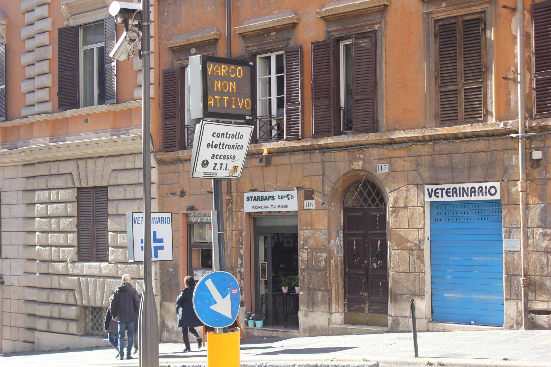 Varco ZTL con telecamera di rilevamento e segnaletica verticale attiva in centro città italiano