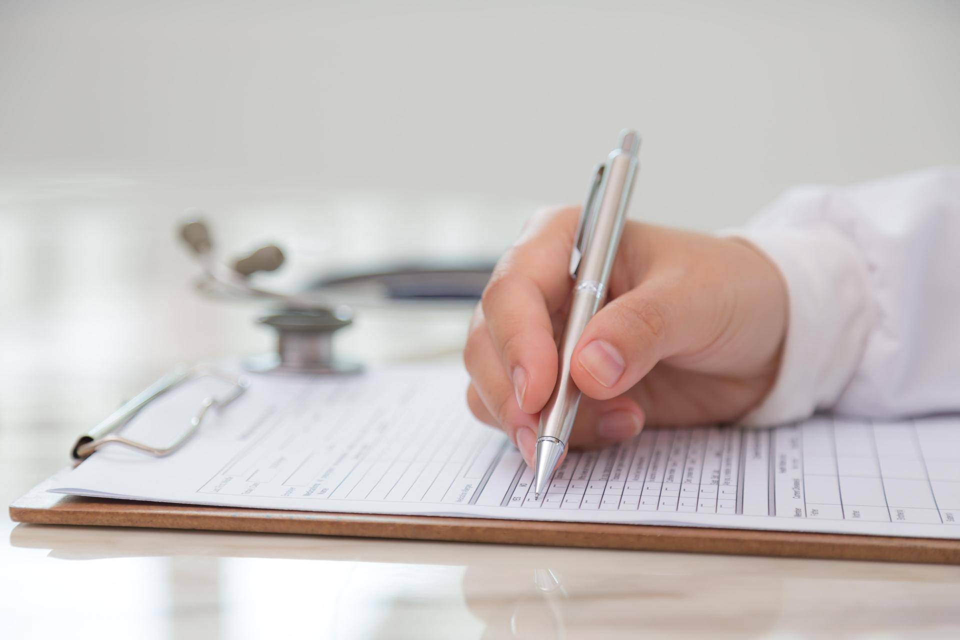 Medico di base che compila il certificato anamnestico per il conseguimento della patente di guida