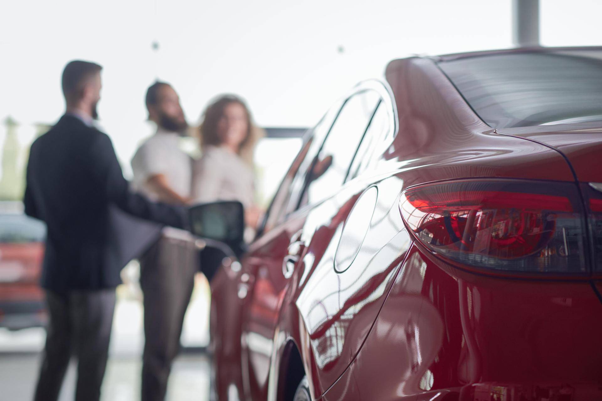 acquirente che acquista auto usata da concessionario