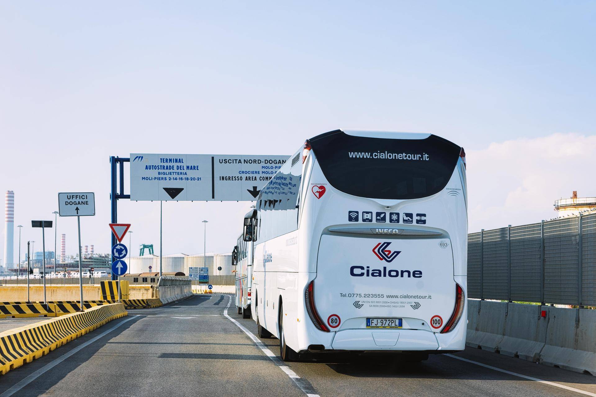 autobus in autostrada, esempio di mezzo che si può guidare con la patente cqc