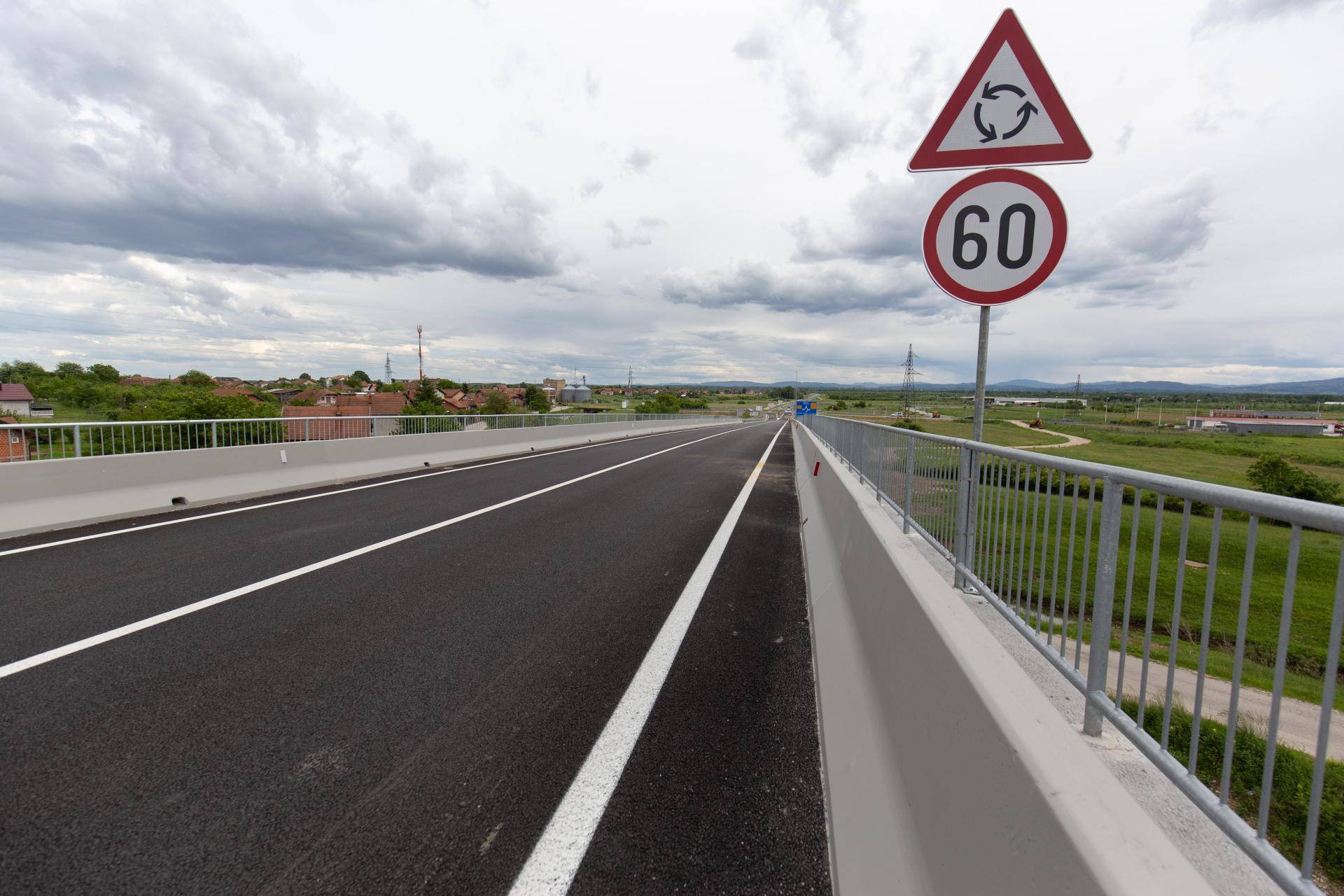 Cartello stradale con limite di velocità su autostrada