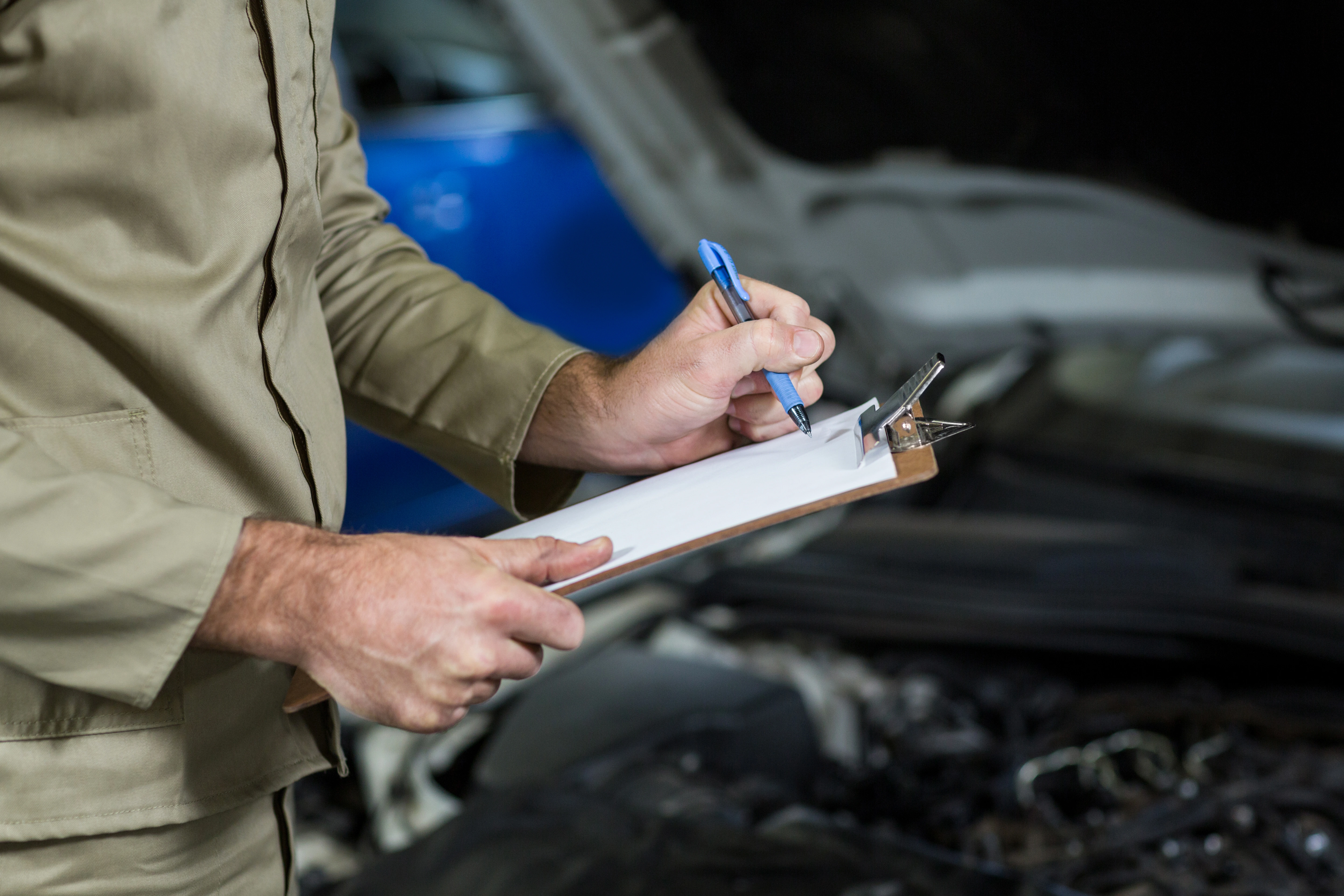 Verifica pre-acquisto auto usata: controllo motore con lista di controllo