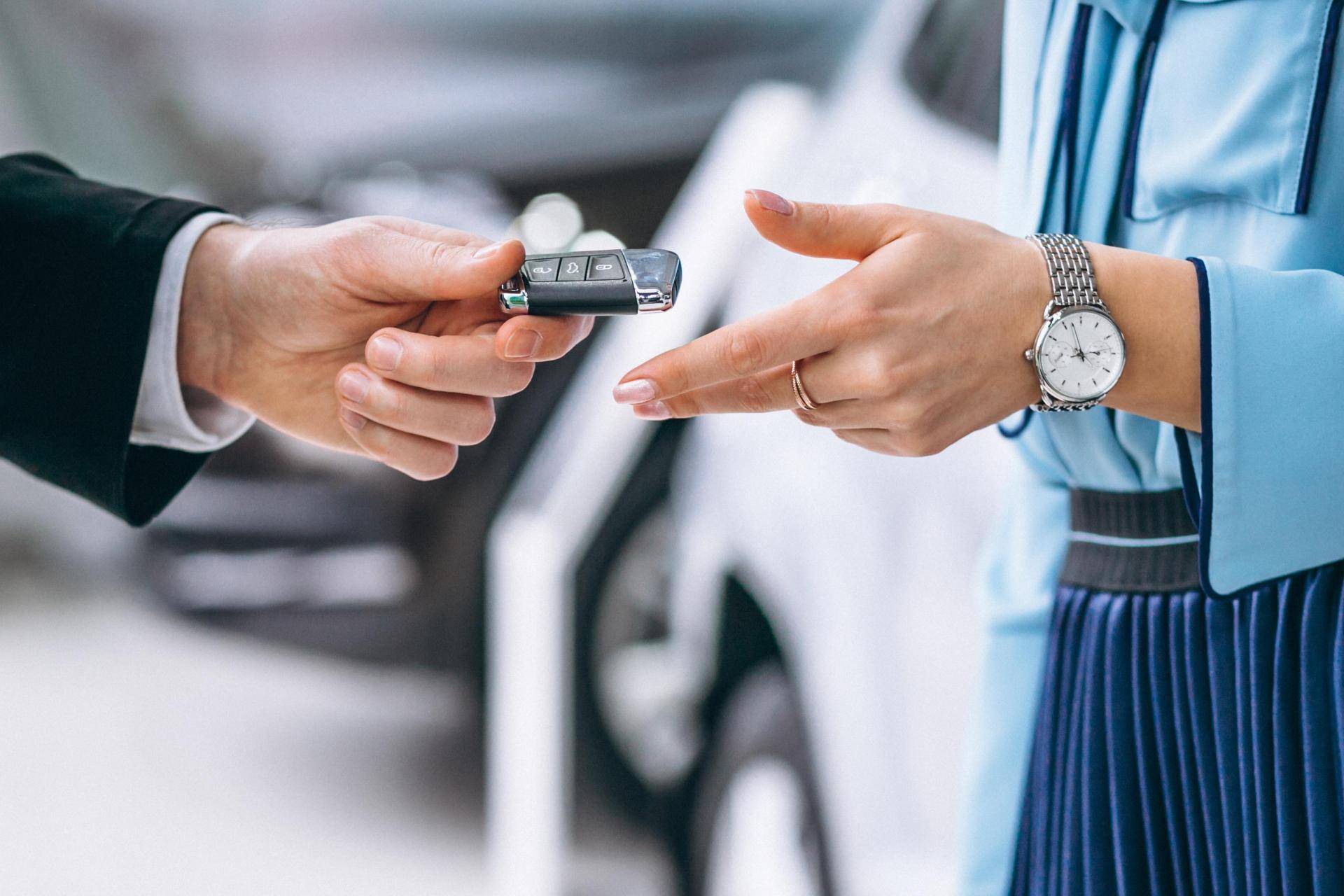 acquirente e rivenditore che si stringono la mano per un documento di garanzia auto usata