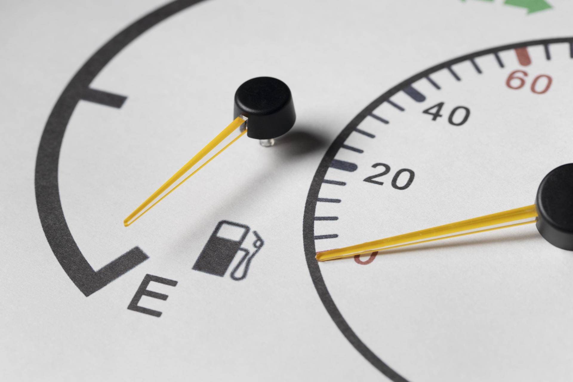 indicatore di livello di carburante che indica che il carburante è esaurito