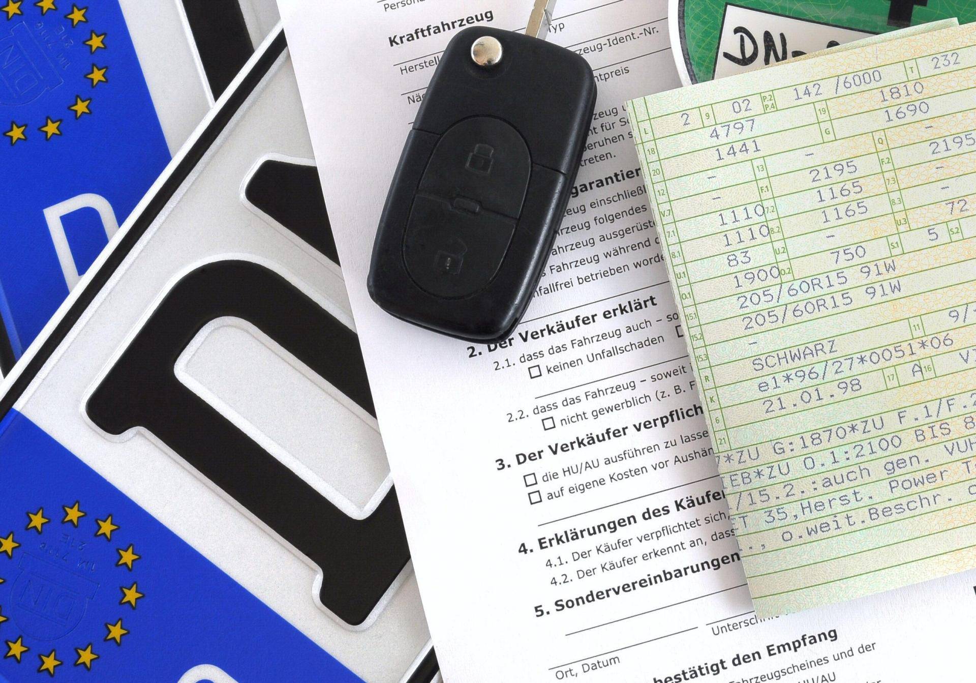 chiave di un auto e documenti che servono per vendere un'auto in primo piano
