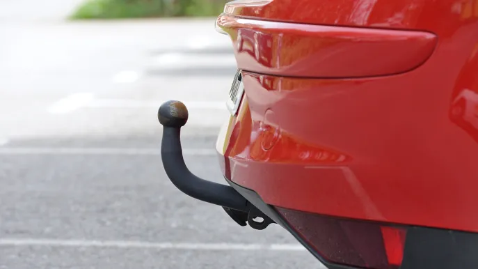 Gancio traino installato sul paraurti posteriore di un'auto rossa