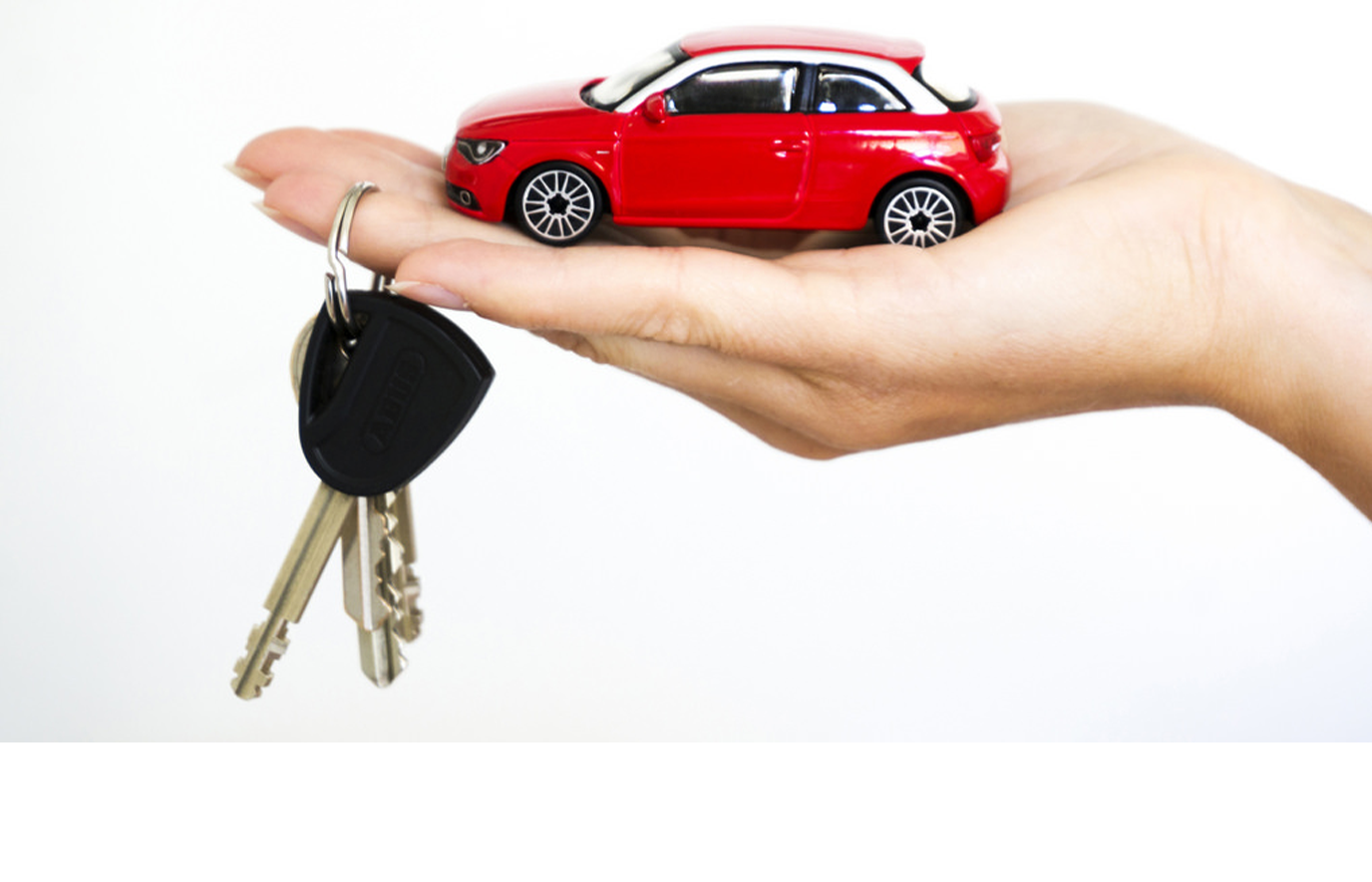 una mano tiene una'auto giocattolo e un mazzo di chiavi, esempio di come creare un annuncio per vendere auto usata velocemente