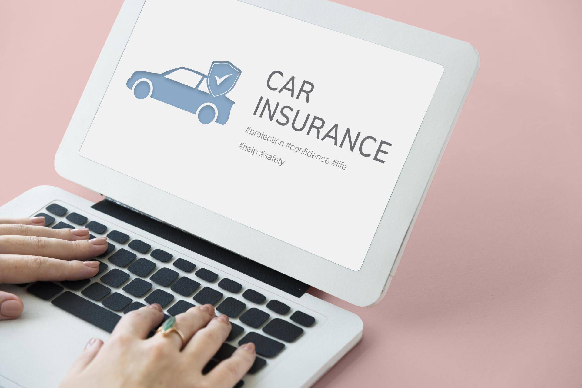 mockup di pc di sito web di assicurazione auto usata