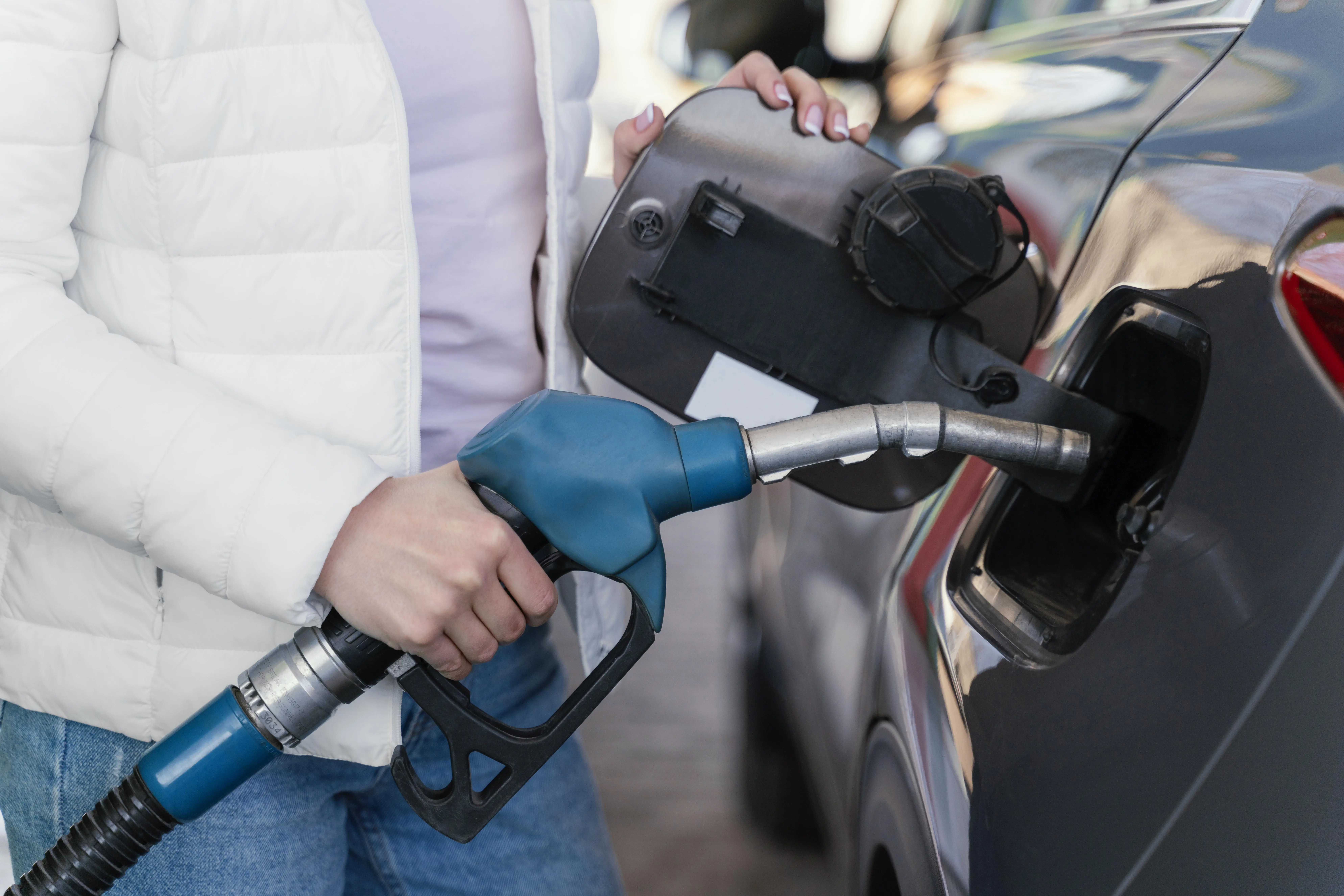 distributore di carburante GPL e benzina a confronto