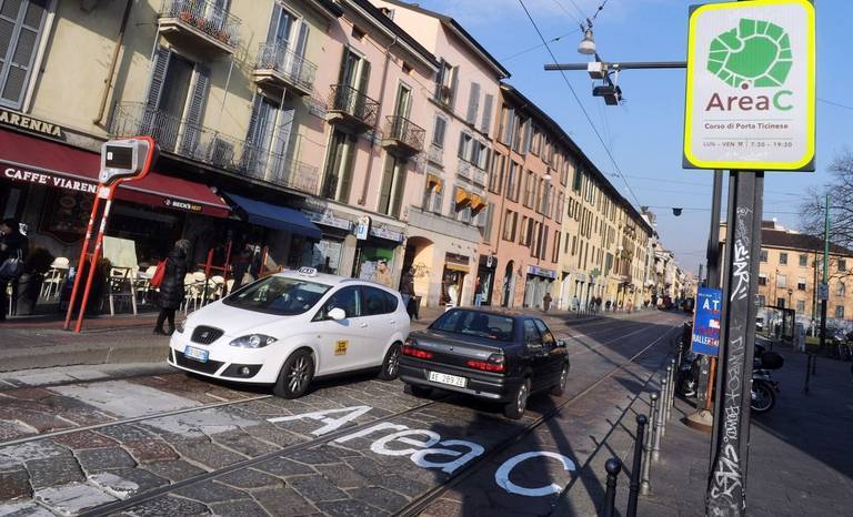 Varco elettronico Area C Milano con segnaletica ZTL e indicazioni per gli automobilisti