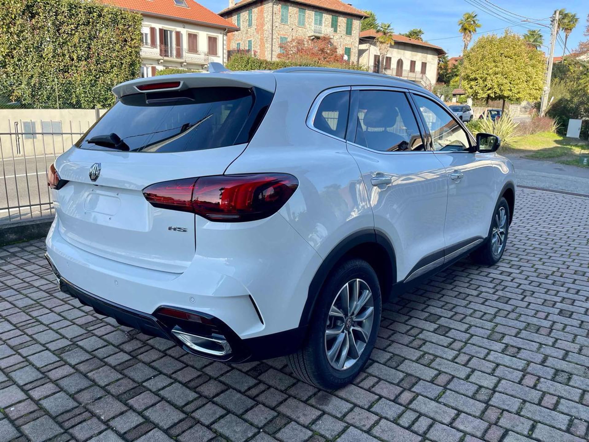 MG HS