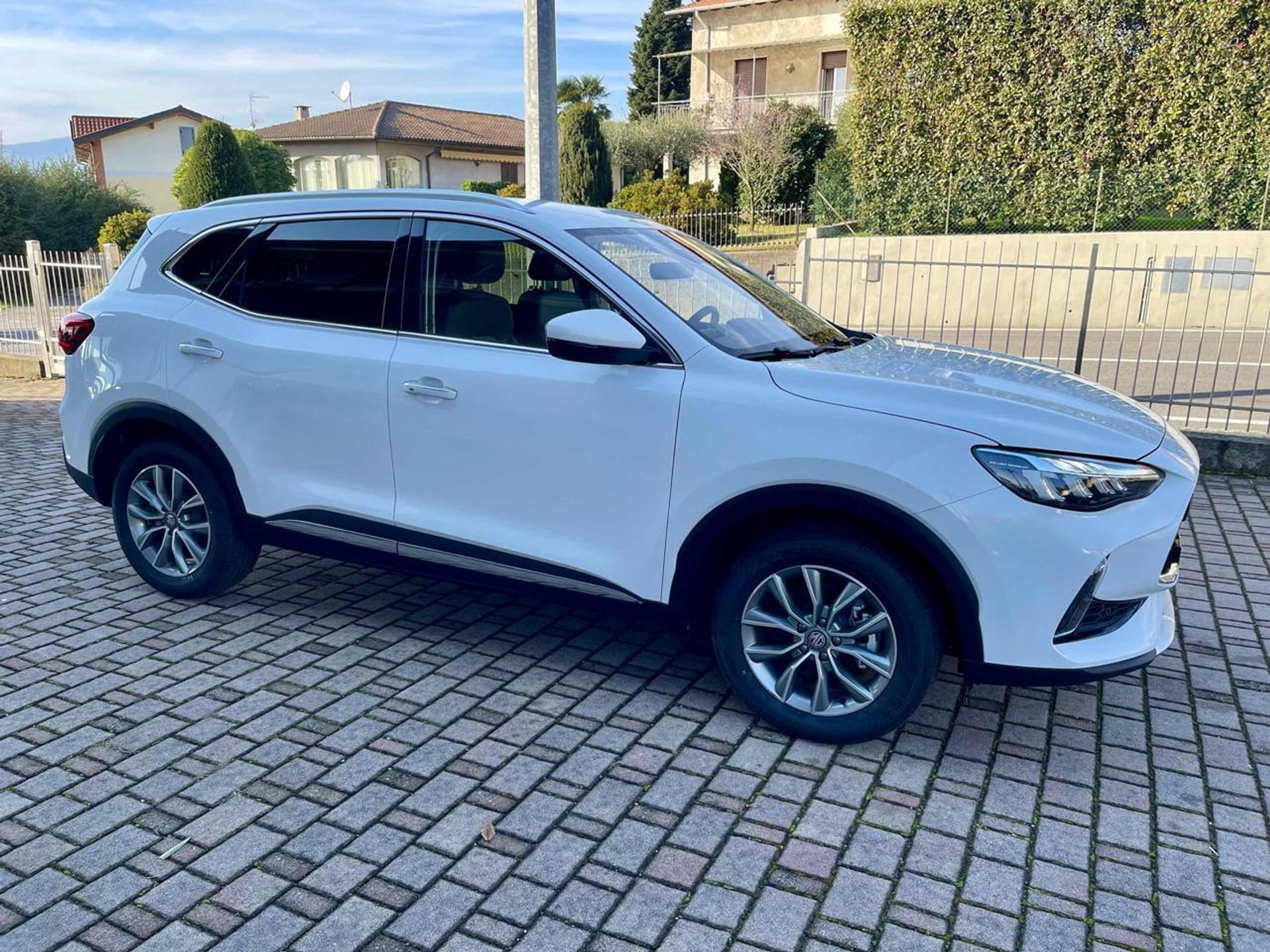 MG HS