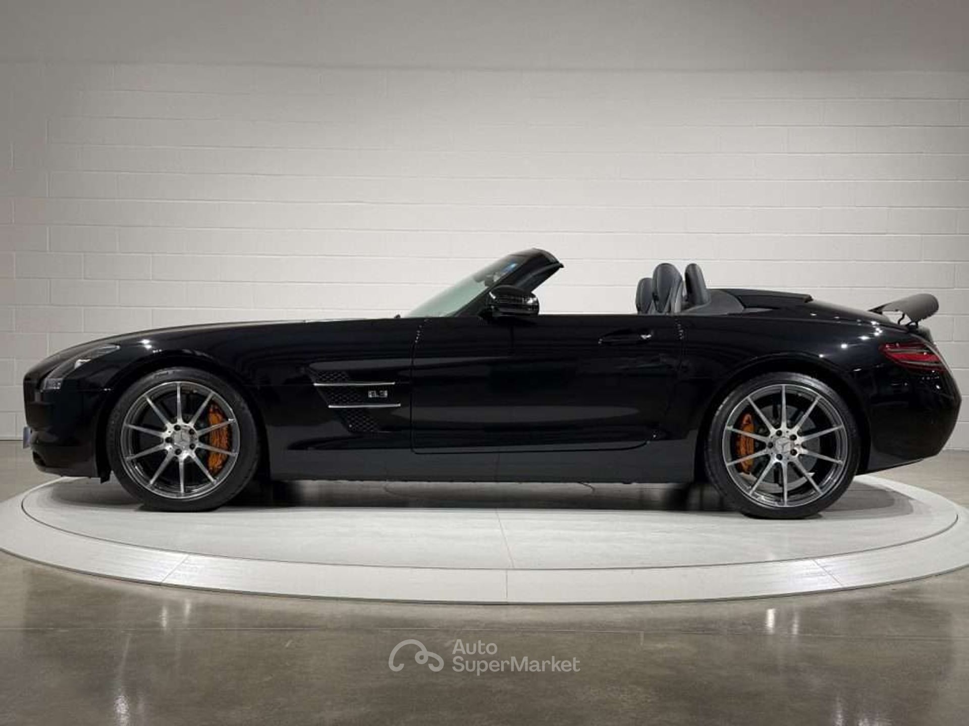 Mercedes-Benz SLS