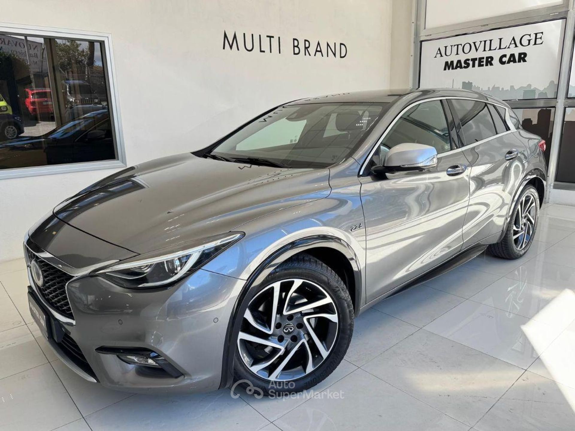 Infiniti Q30
