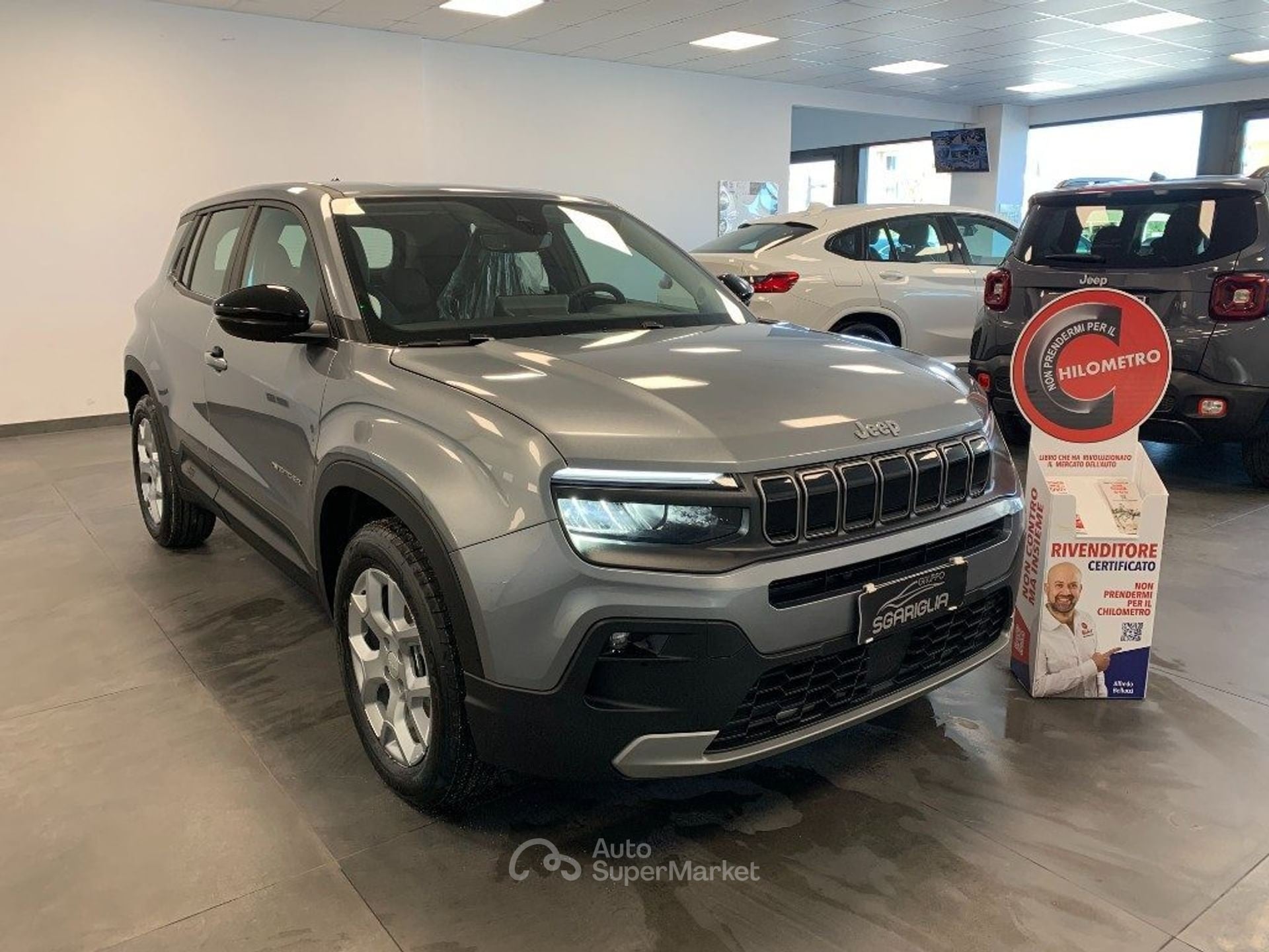Schne Jeep Avenger Benzin Bildnull