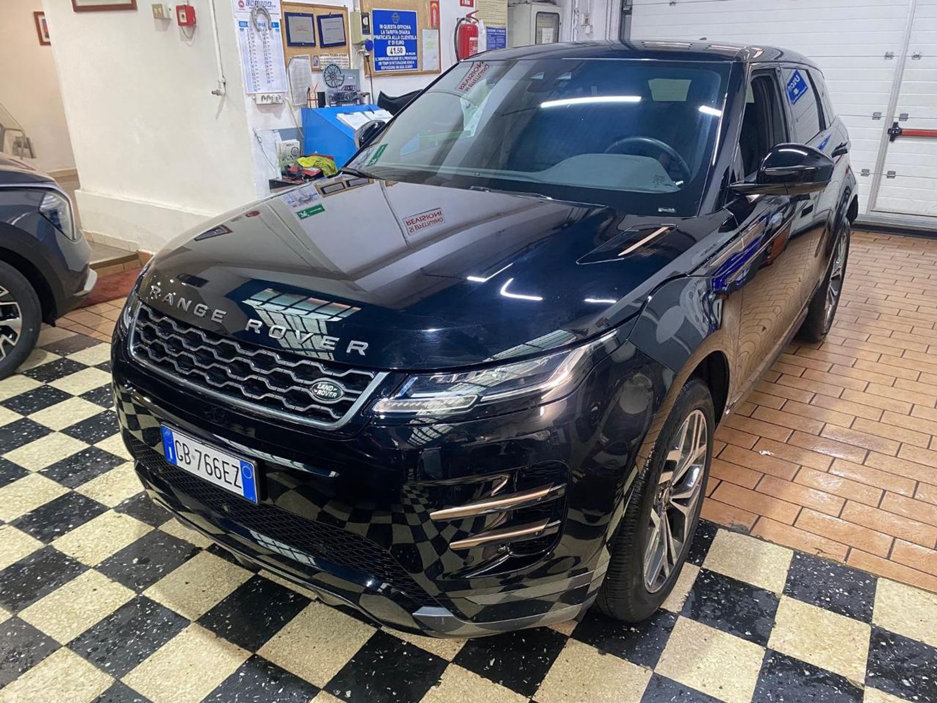 Land Rover Range Rover Evoque 2.0D I4-L.Flw 2.0D I4 150 CV AWD Auto  R-Dynamic S Usata Ibrida Diesel/Elettrico con 49.770 km a Melegnano (MI) -  Autosupermarket