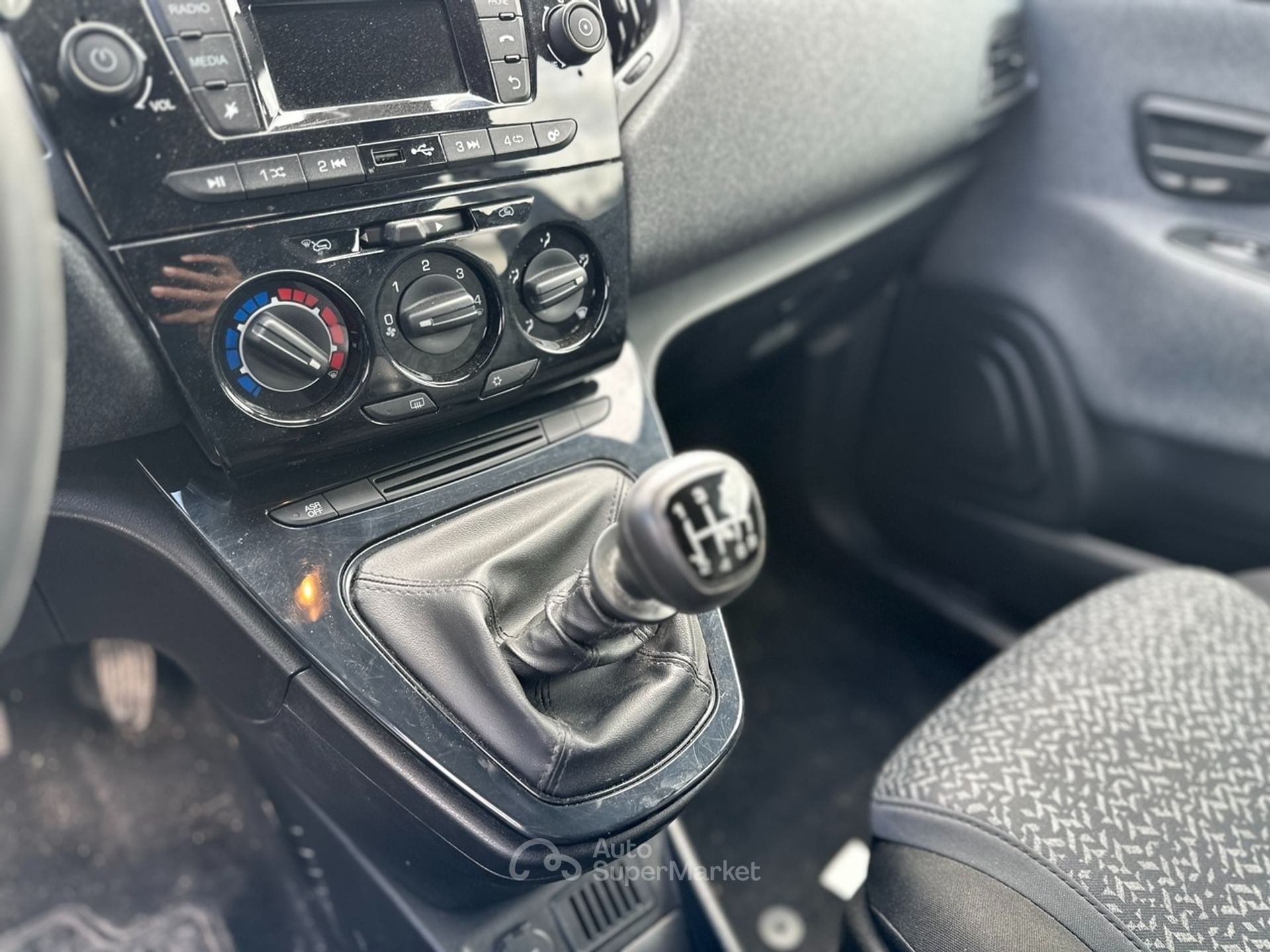 Lancia Ypsilon