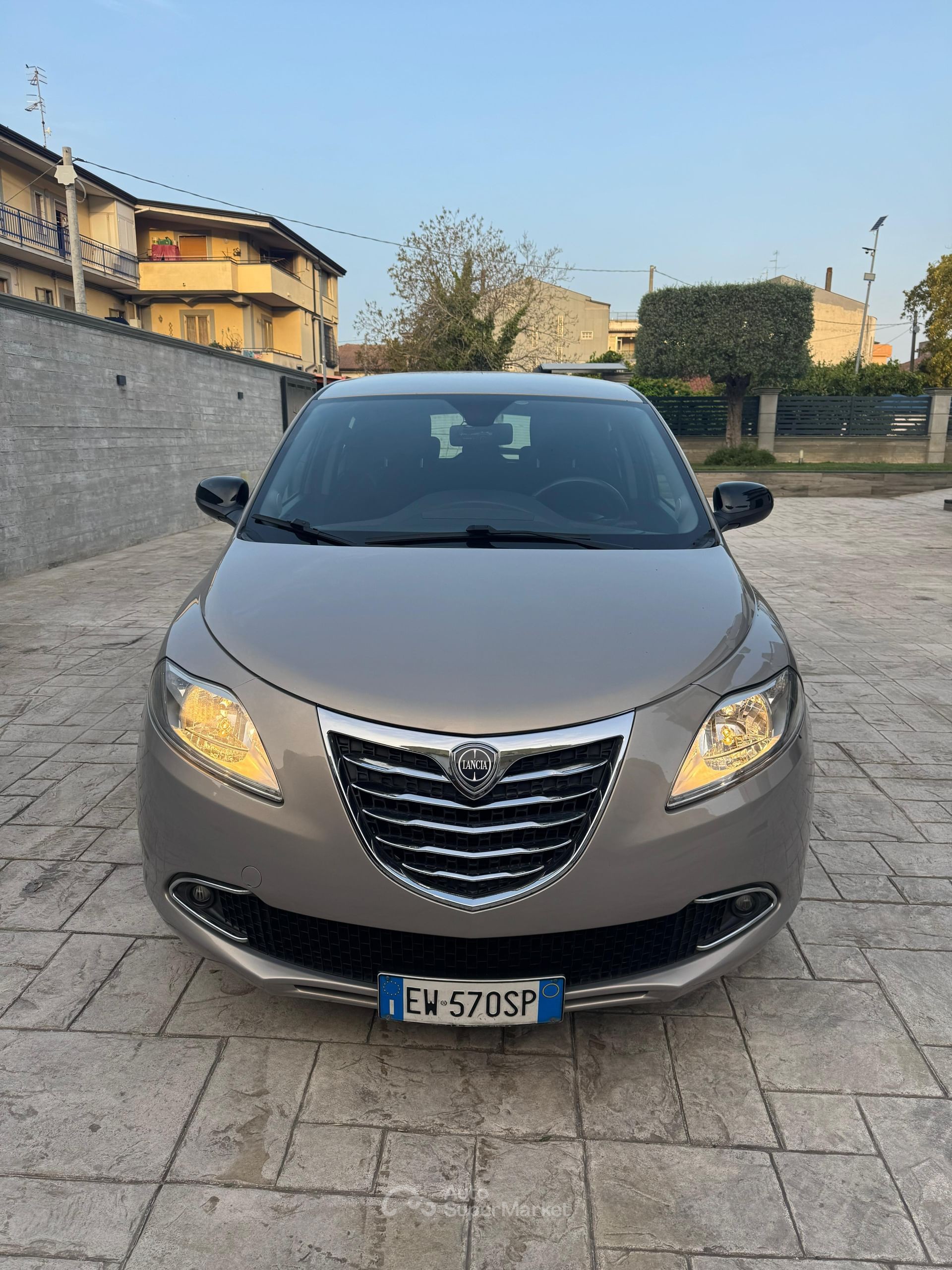 Lancia Ypsilon