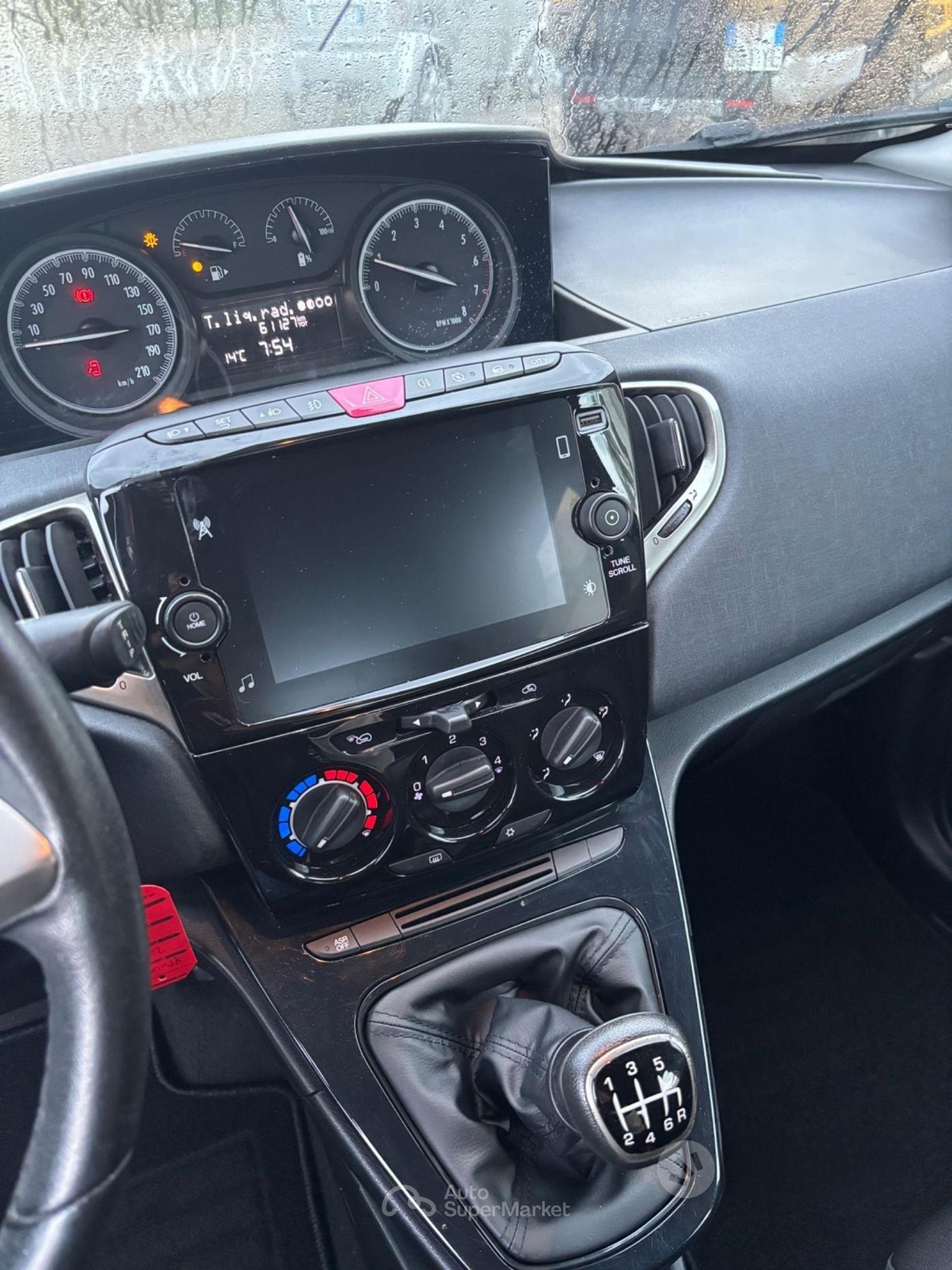 Lancia Ypsilon