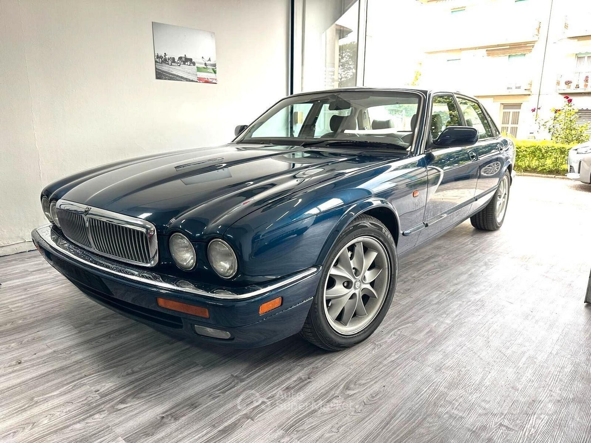Jaguar XJ