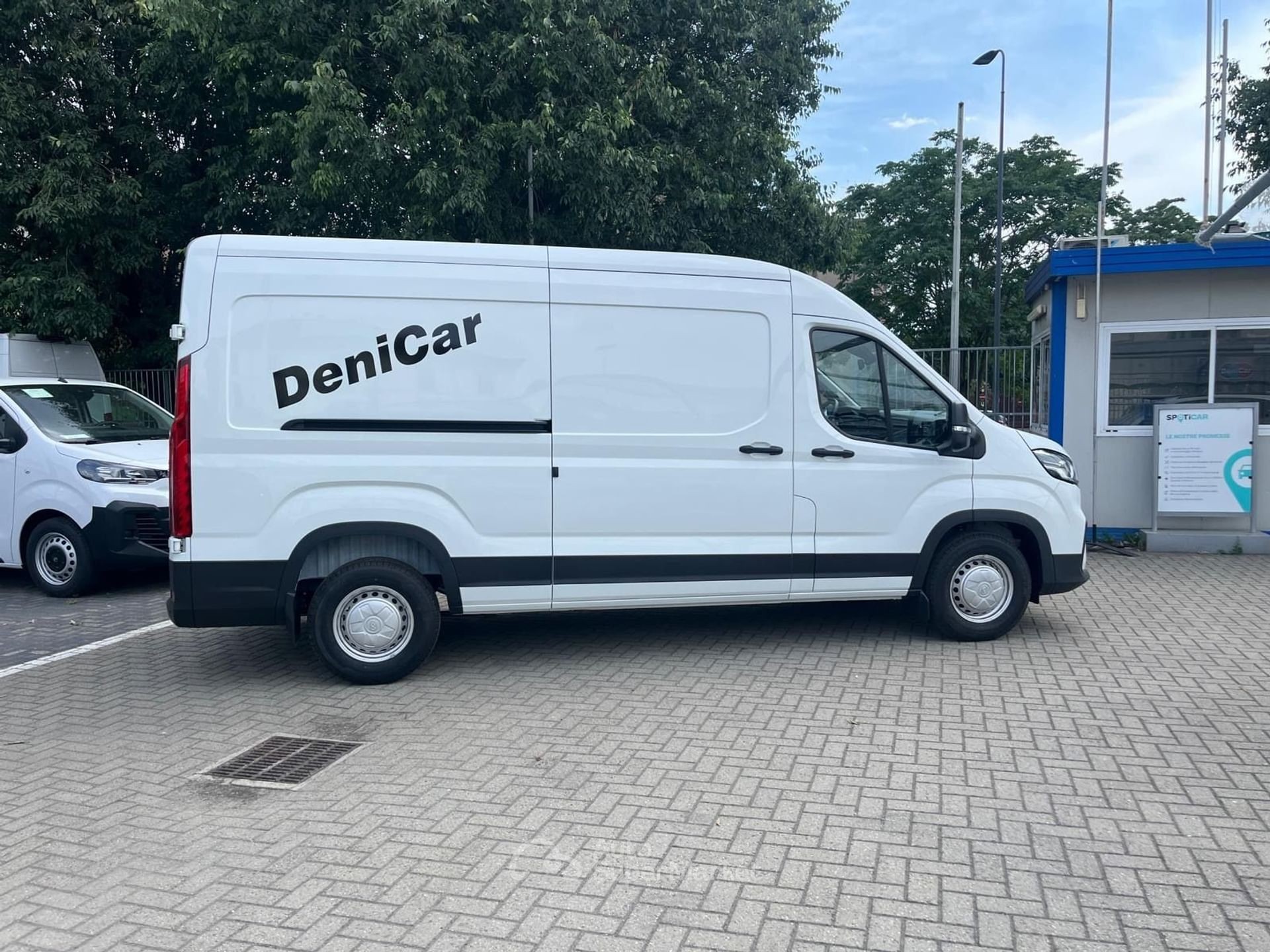 Maxus Deliver9