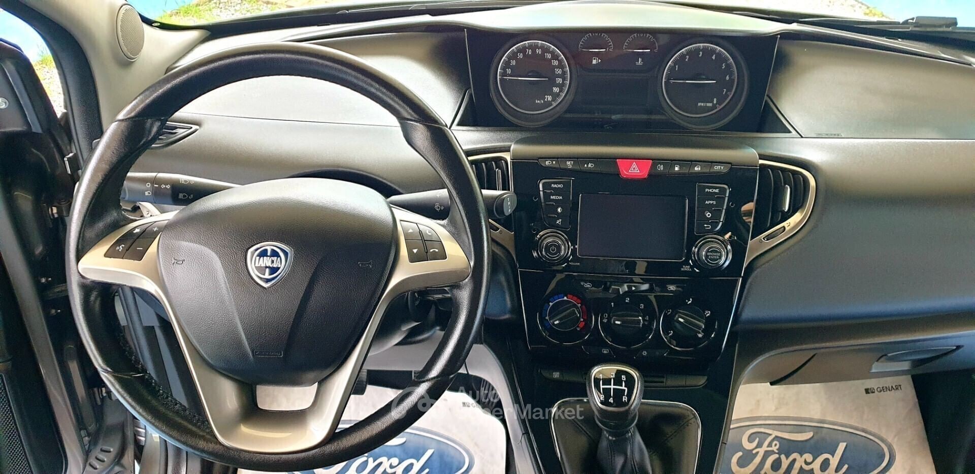 Lancia Ypsilon