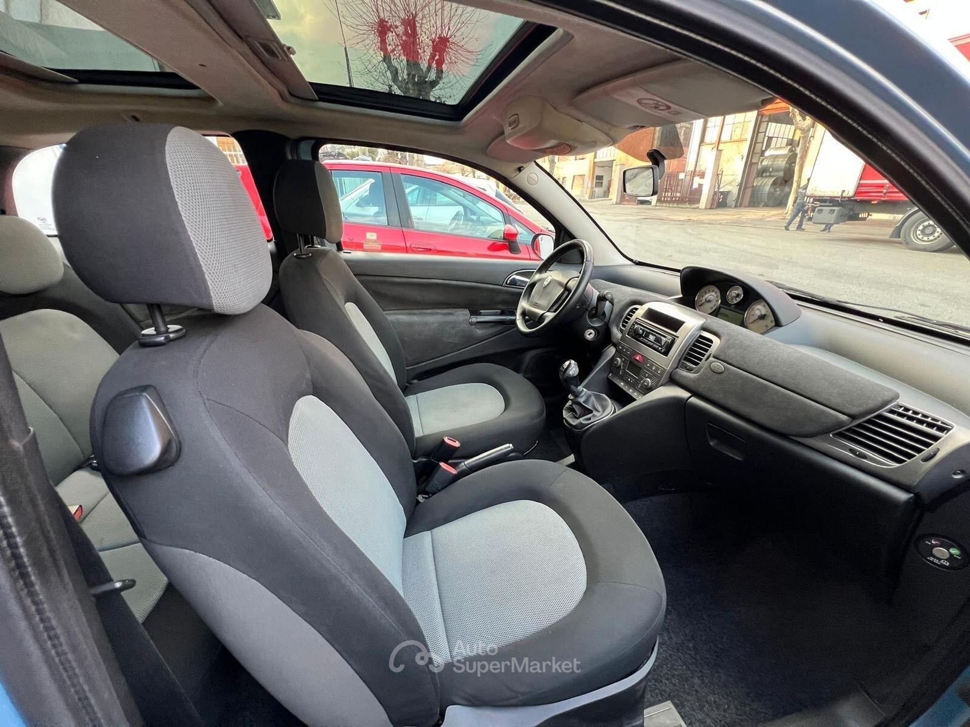 Lancia Ypsilon