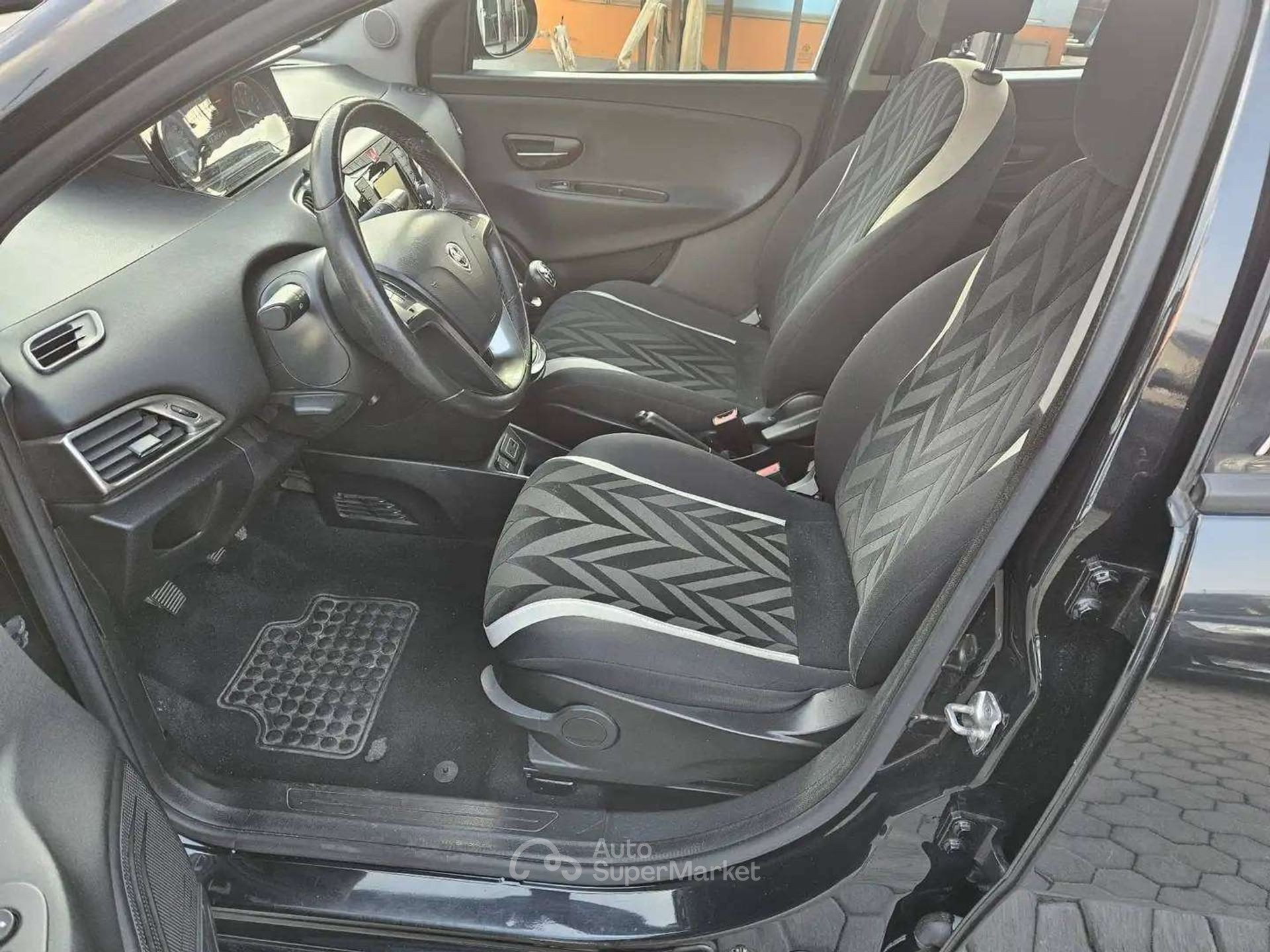 Lancia Ypsilon