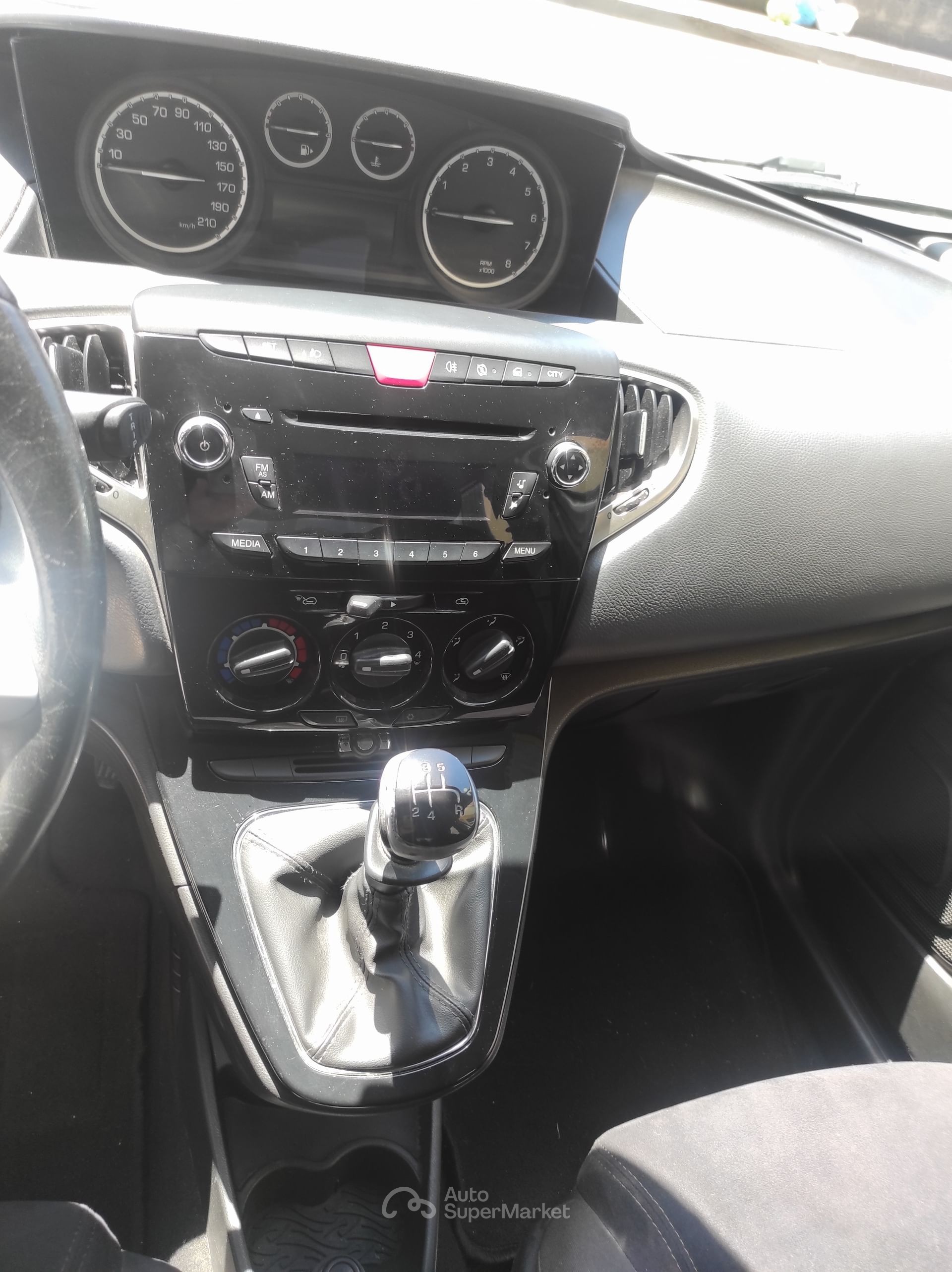 Lancia Ypsilon