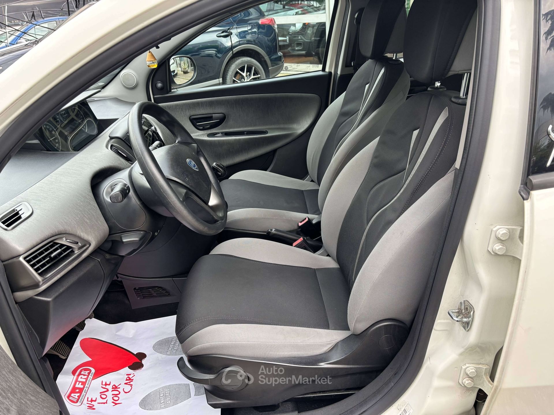 Lancia Ypsilon