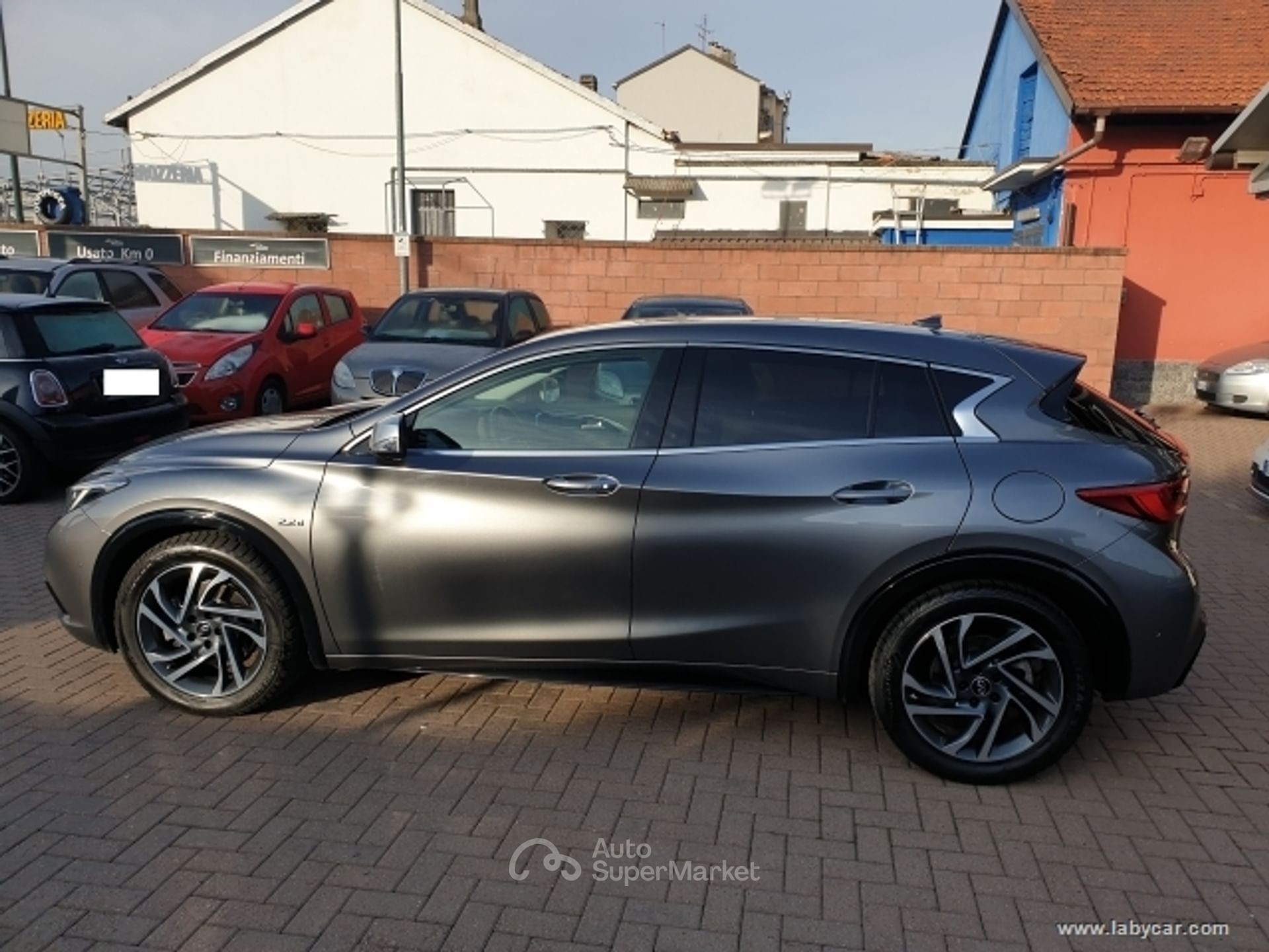 Infiniti Q30