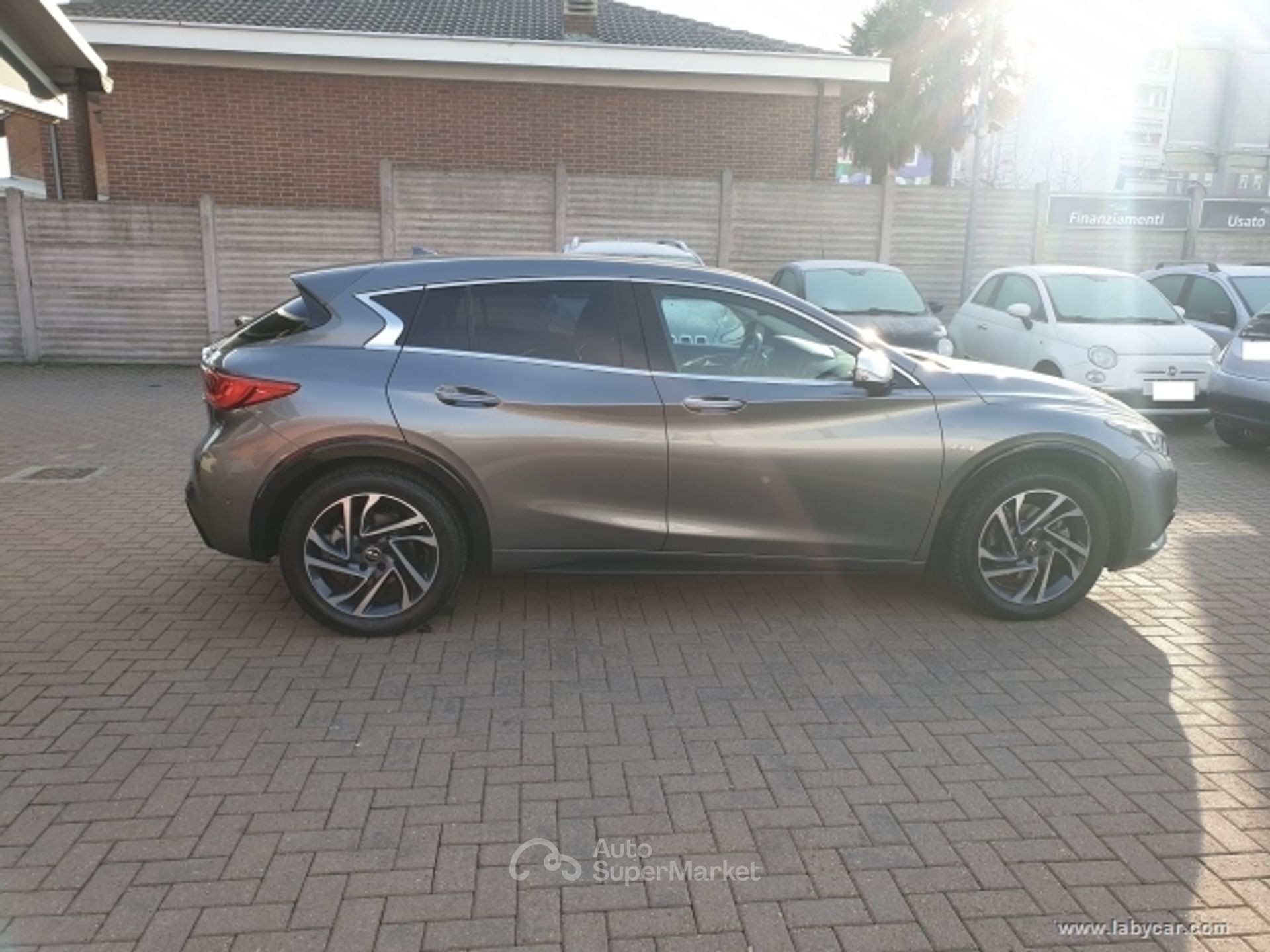 Infiniti Q30
