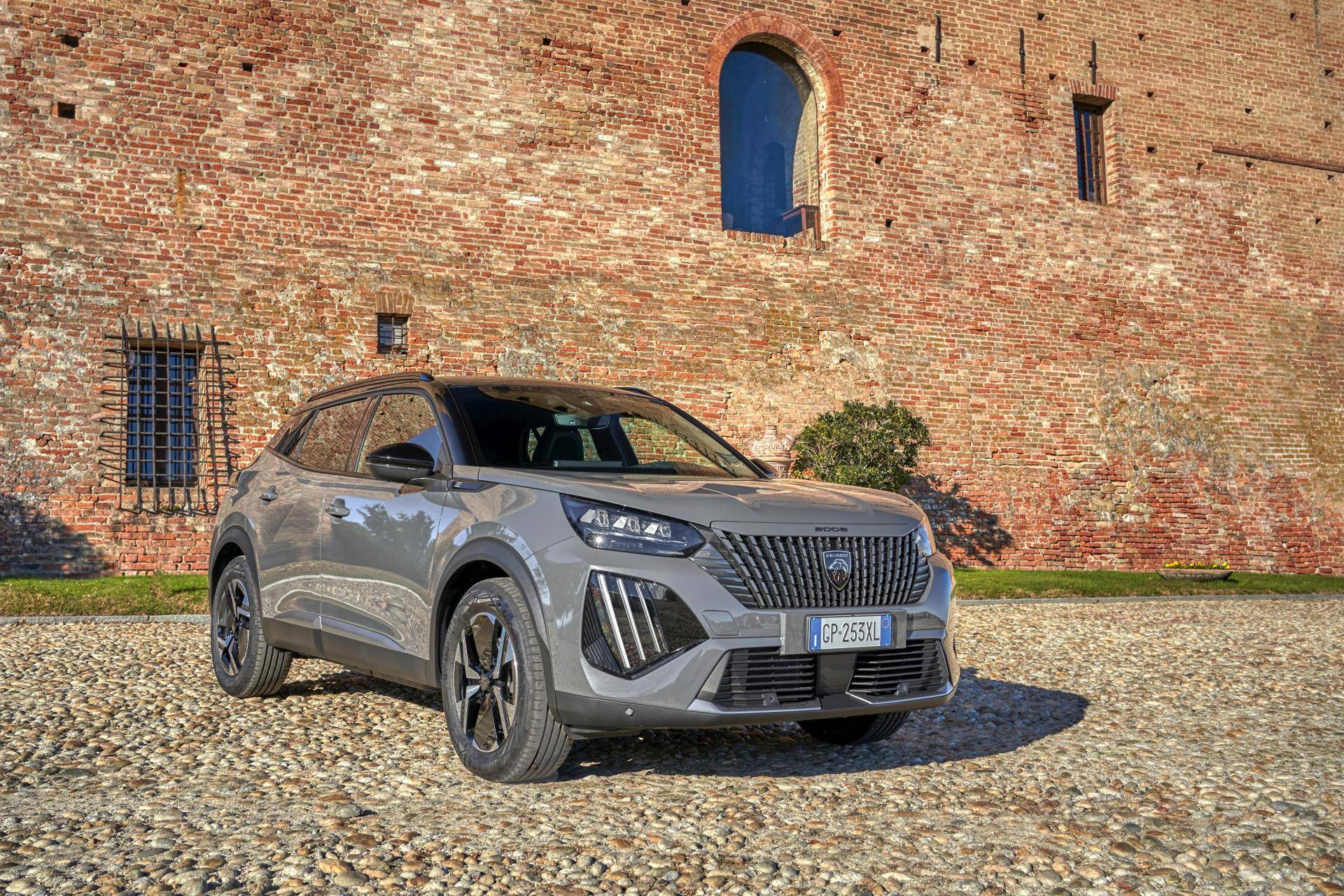 peugeot 2008 grigia in contesto urbano, esmepio di suv piccolo per la citt&agrave;
