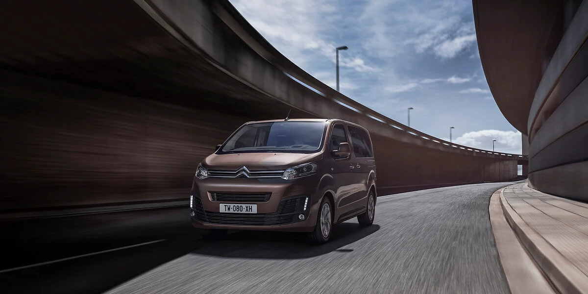 Citroen spacetourer auto a 9 posti su strada