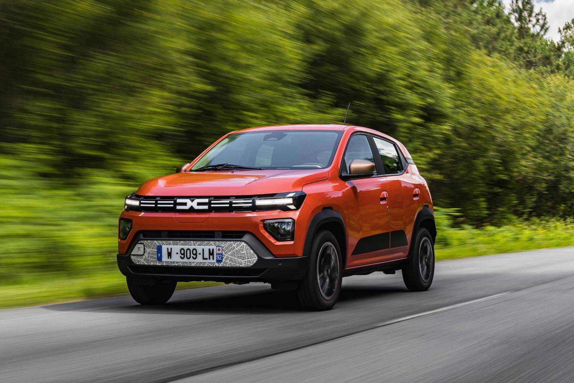 Dacia Spring 2025 elettrica rossa vista 3/4 anteriore