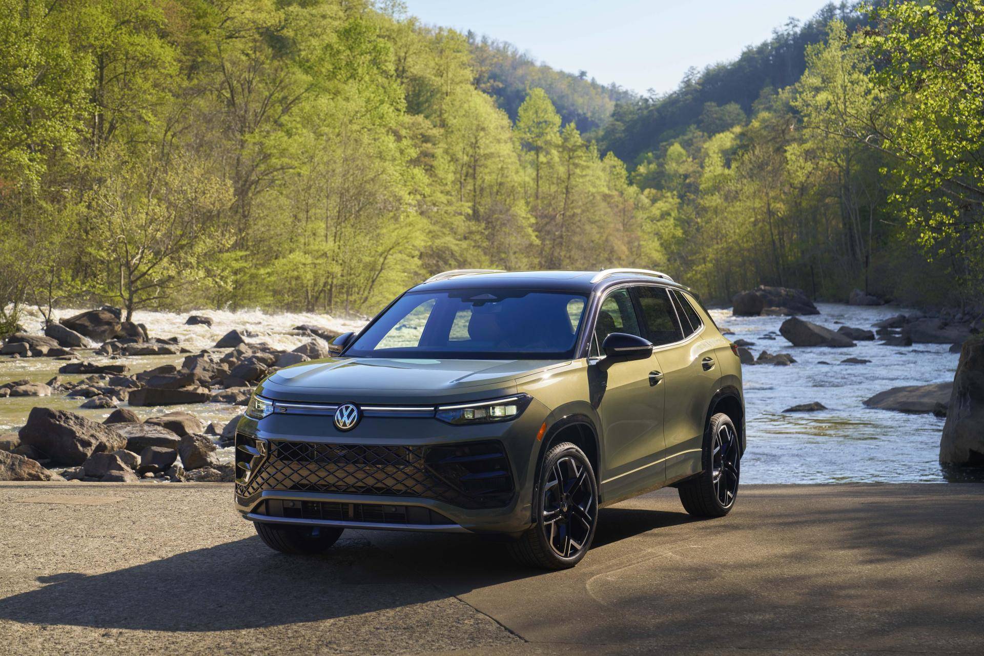 volkswagen tiguan vicino ad un lago