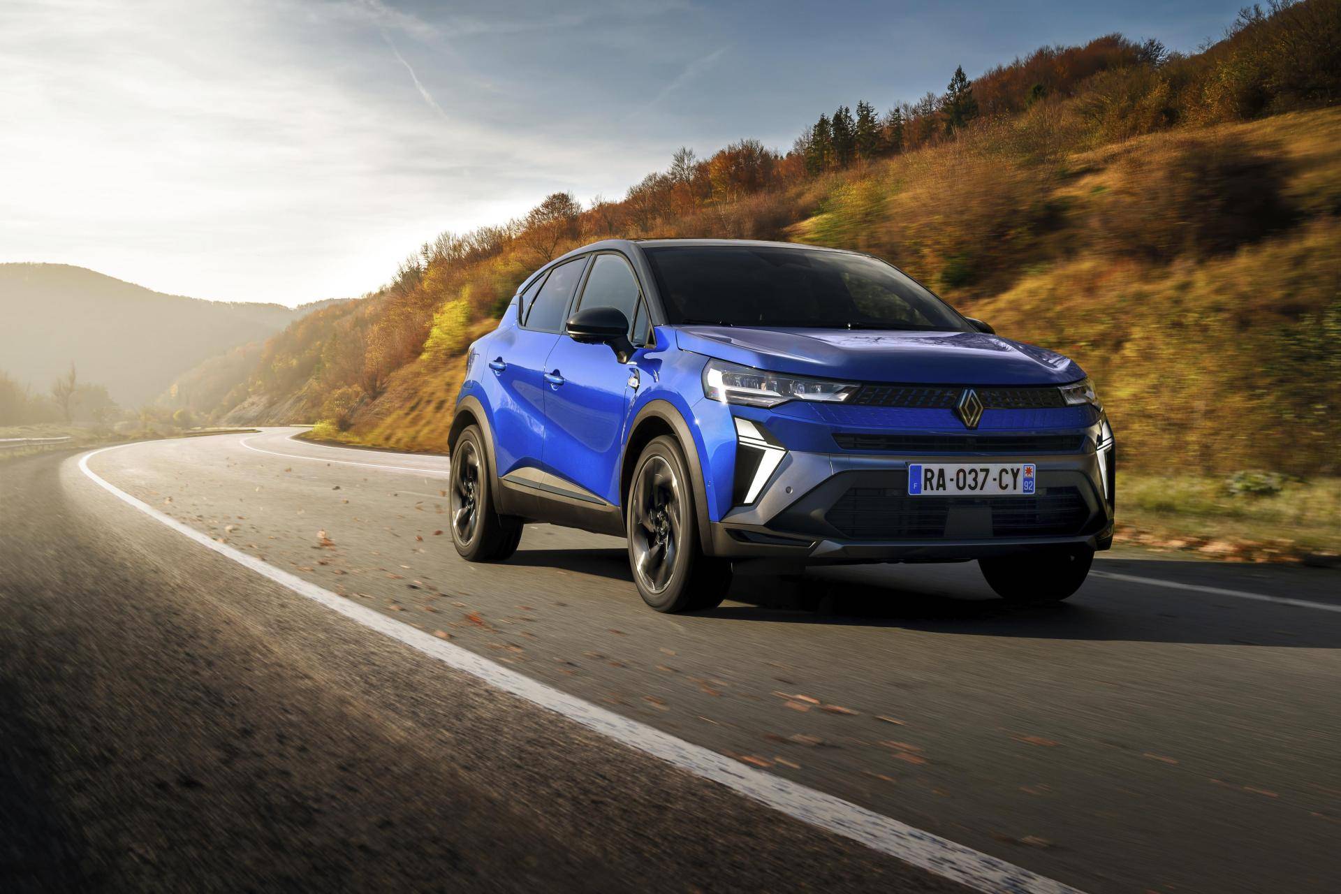 renault captur blu su strada, esempio di suv piccolo