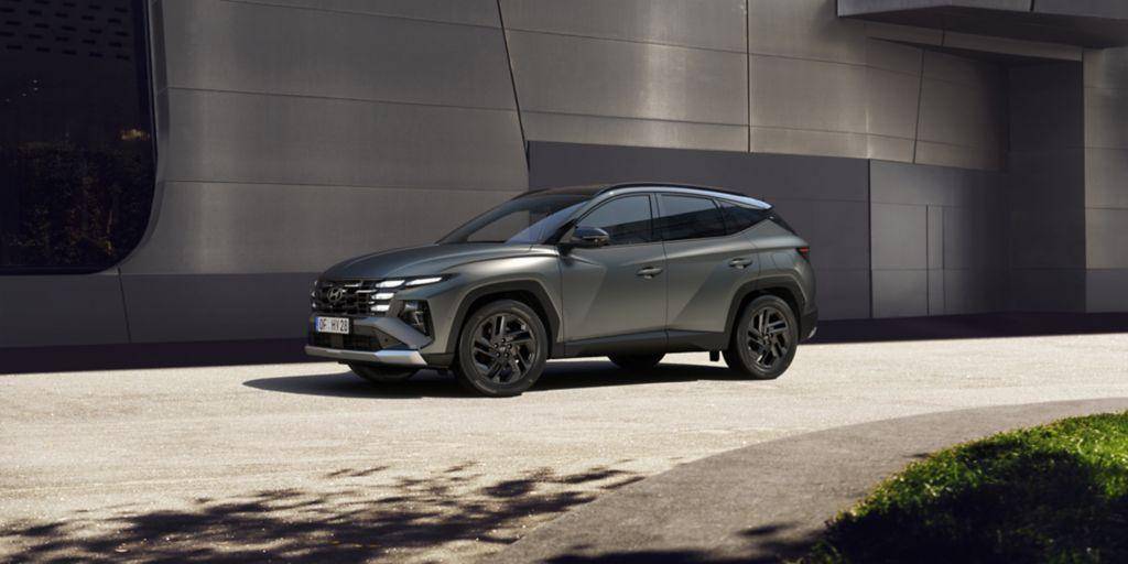hyundai tucson ibrida parcheggiata davanti ad una struttura