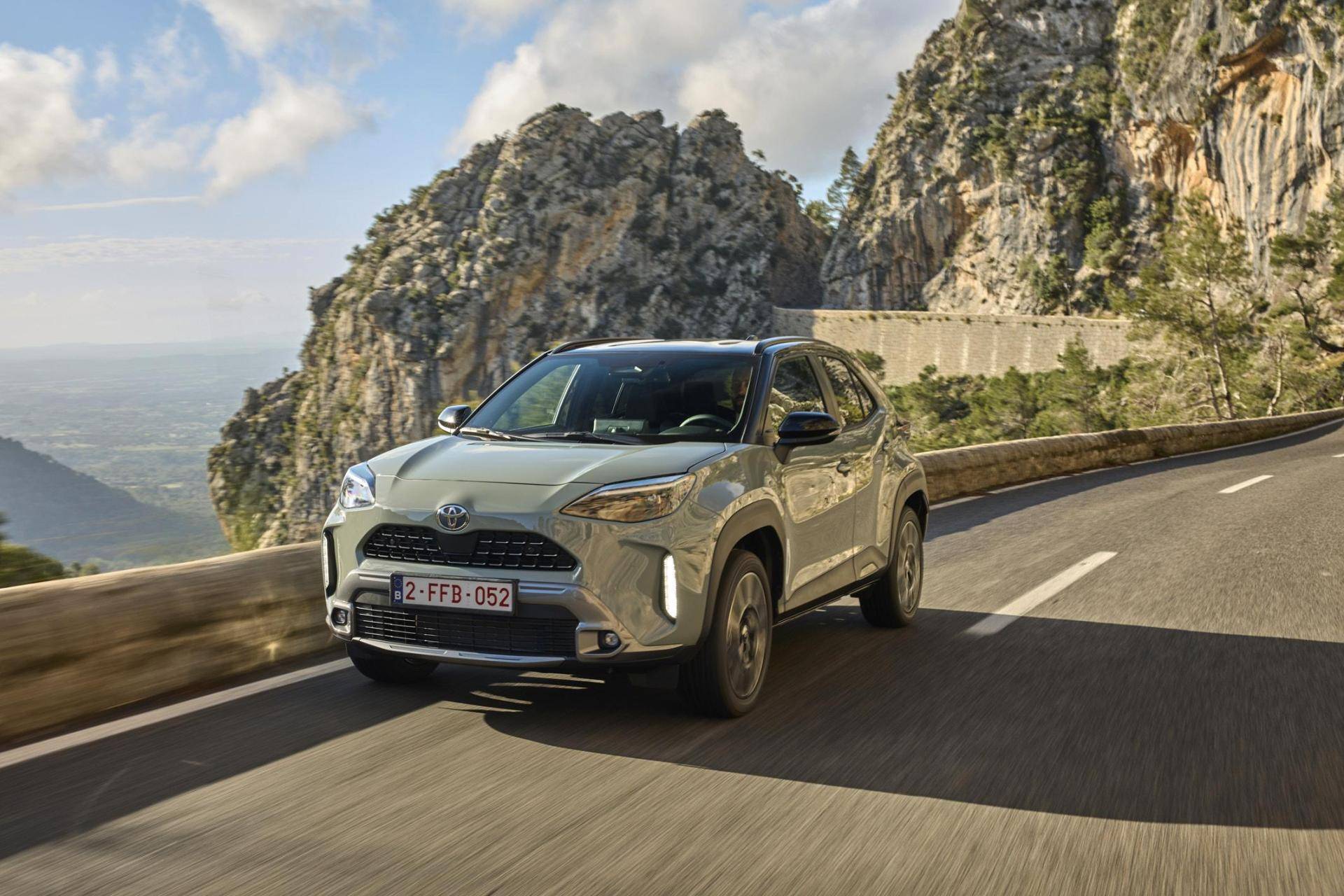 toyota yaris cross grigia che viaggia su strada, esempio di migliori suv piccoli per la citt&agrave;