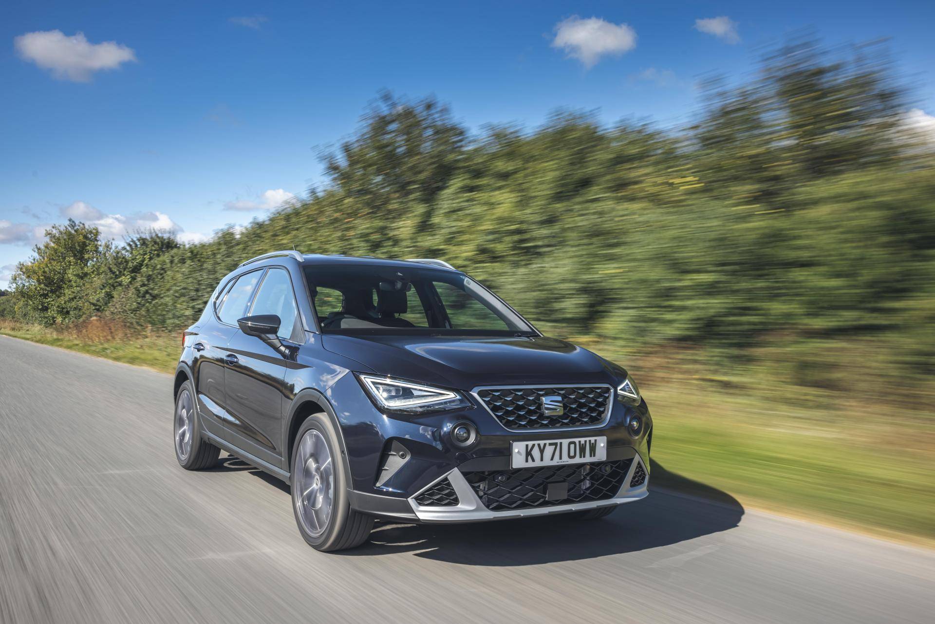 seat arona su strada di campagna, esempio di suv piccolo