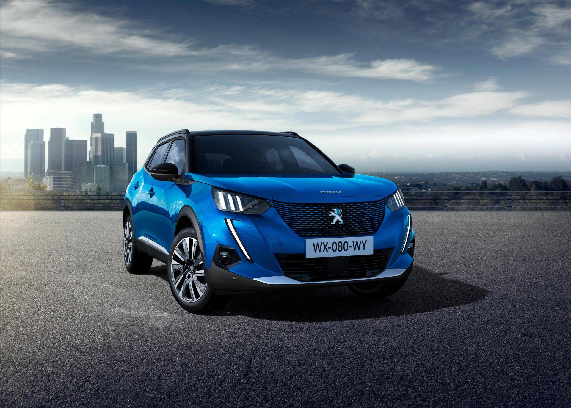peugeot 2008 blu in esposizione su strada, esempio di suv piccolo