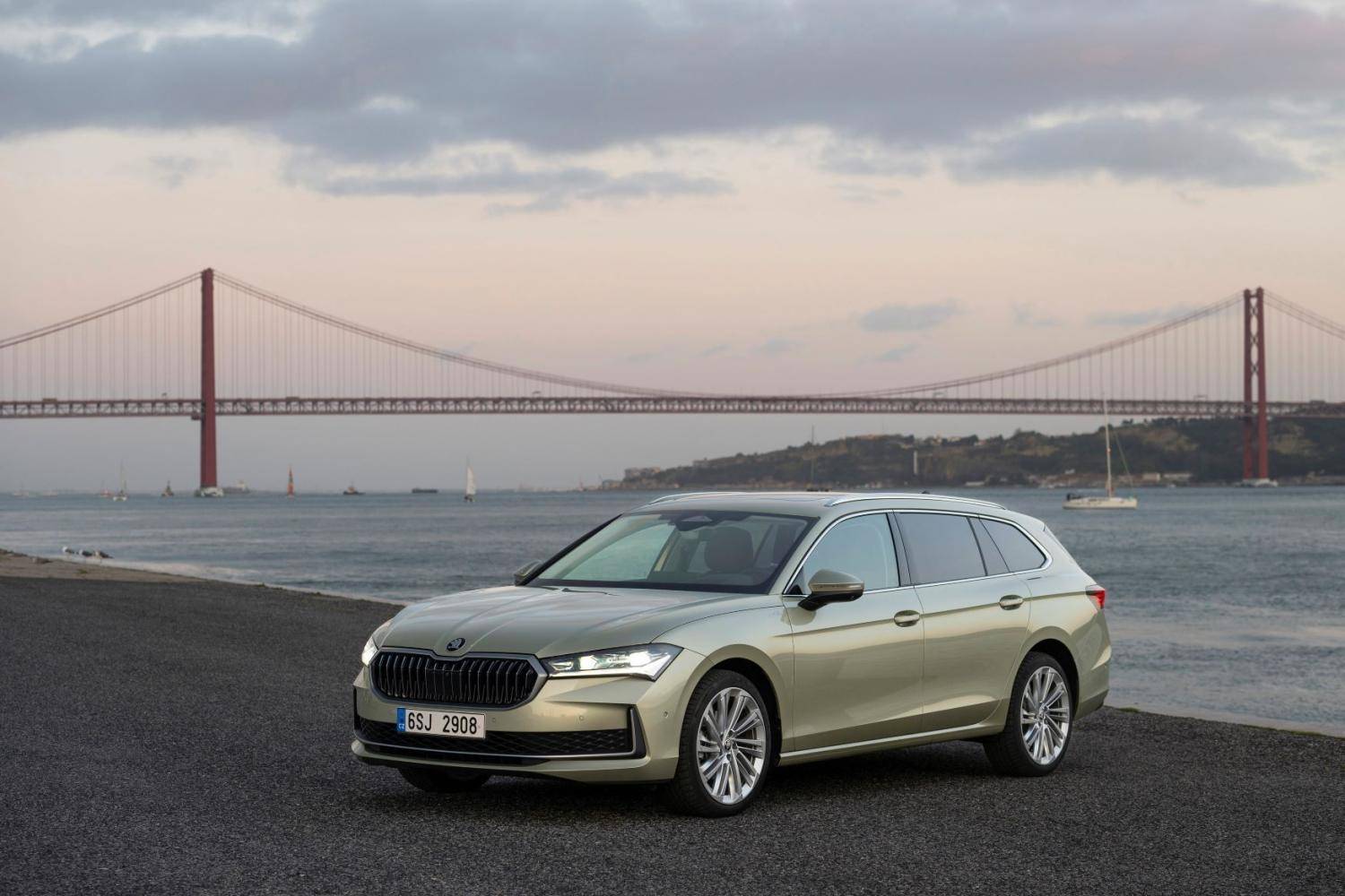 skoda superb station wagon in esposizione su strada, esempio di auto adatta a chi lavora e fa molti kilometri su strada