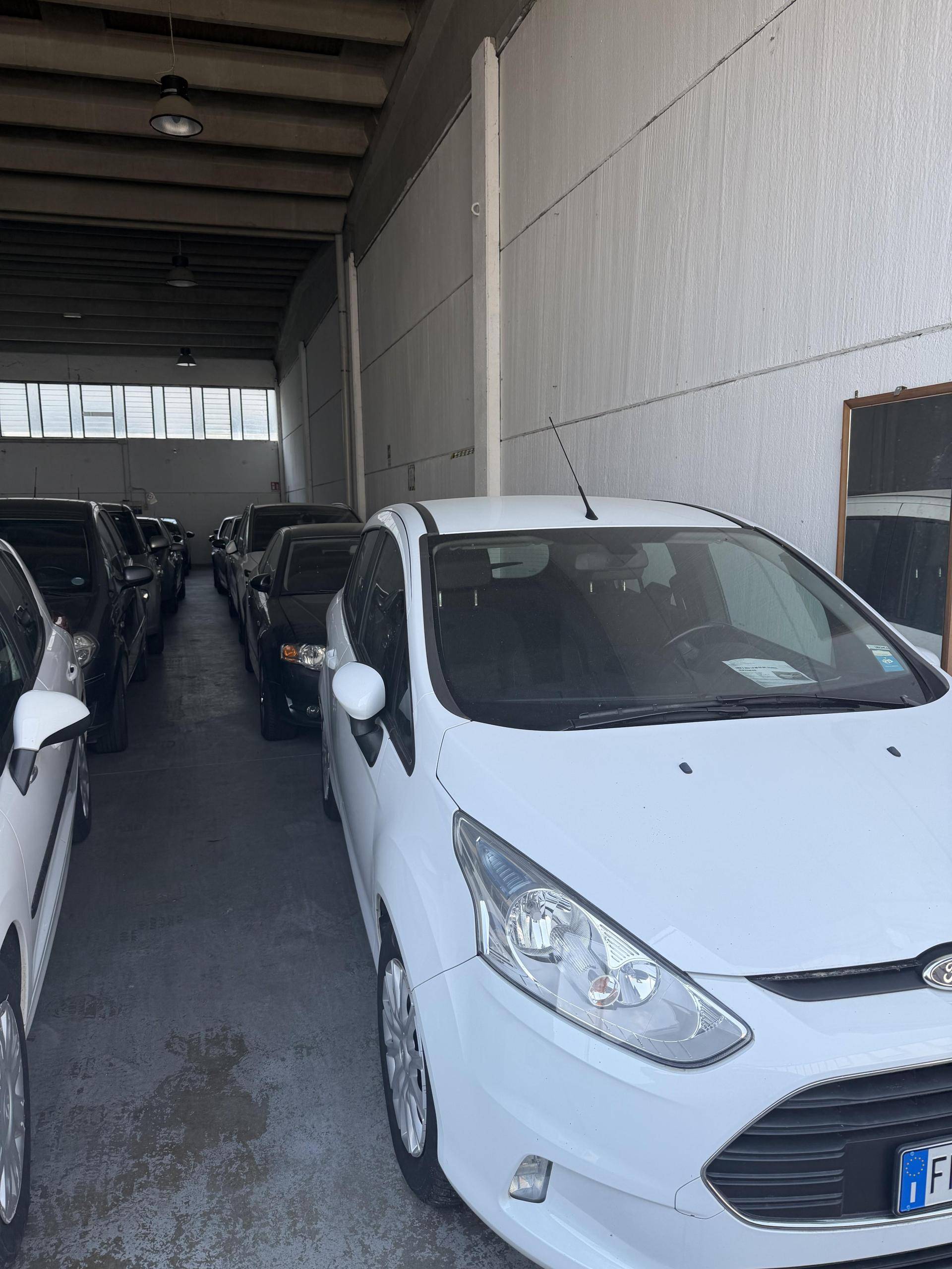 AUTOMOBIL LARIAN