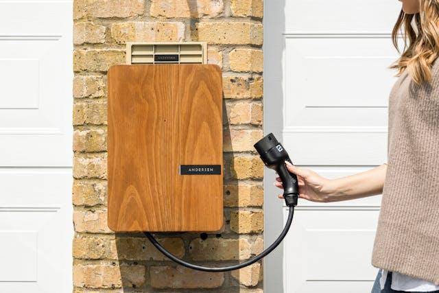 Wallbox domestica per la ricarica di auto elettriche installata su muro esterno di casa