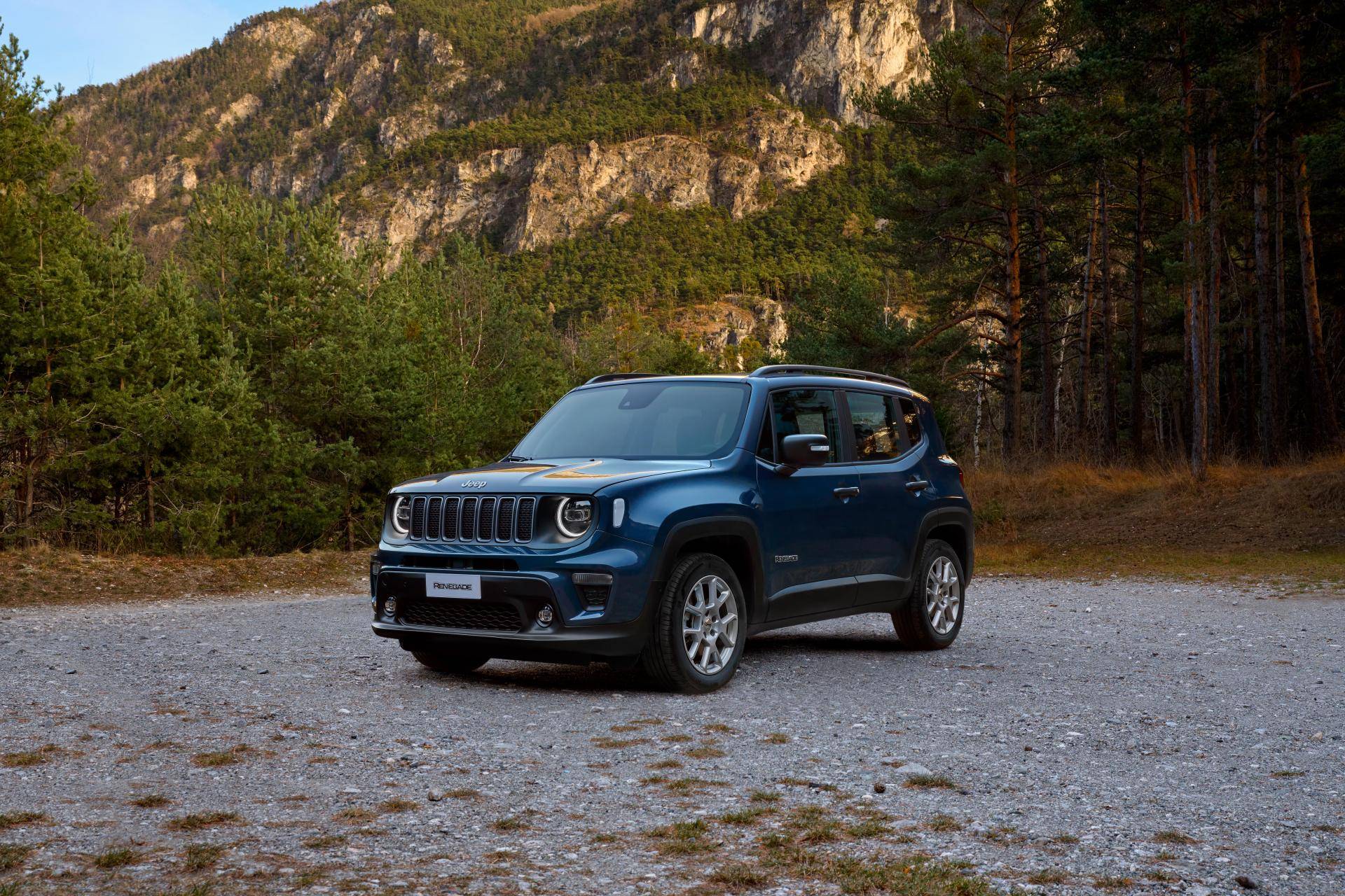 jeep renegade esposta in mezzo alla foresta, esempio di suv piccolo