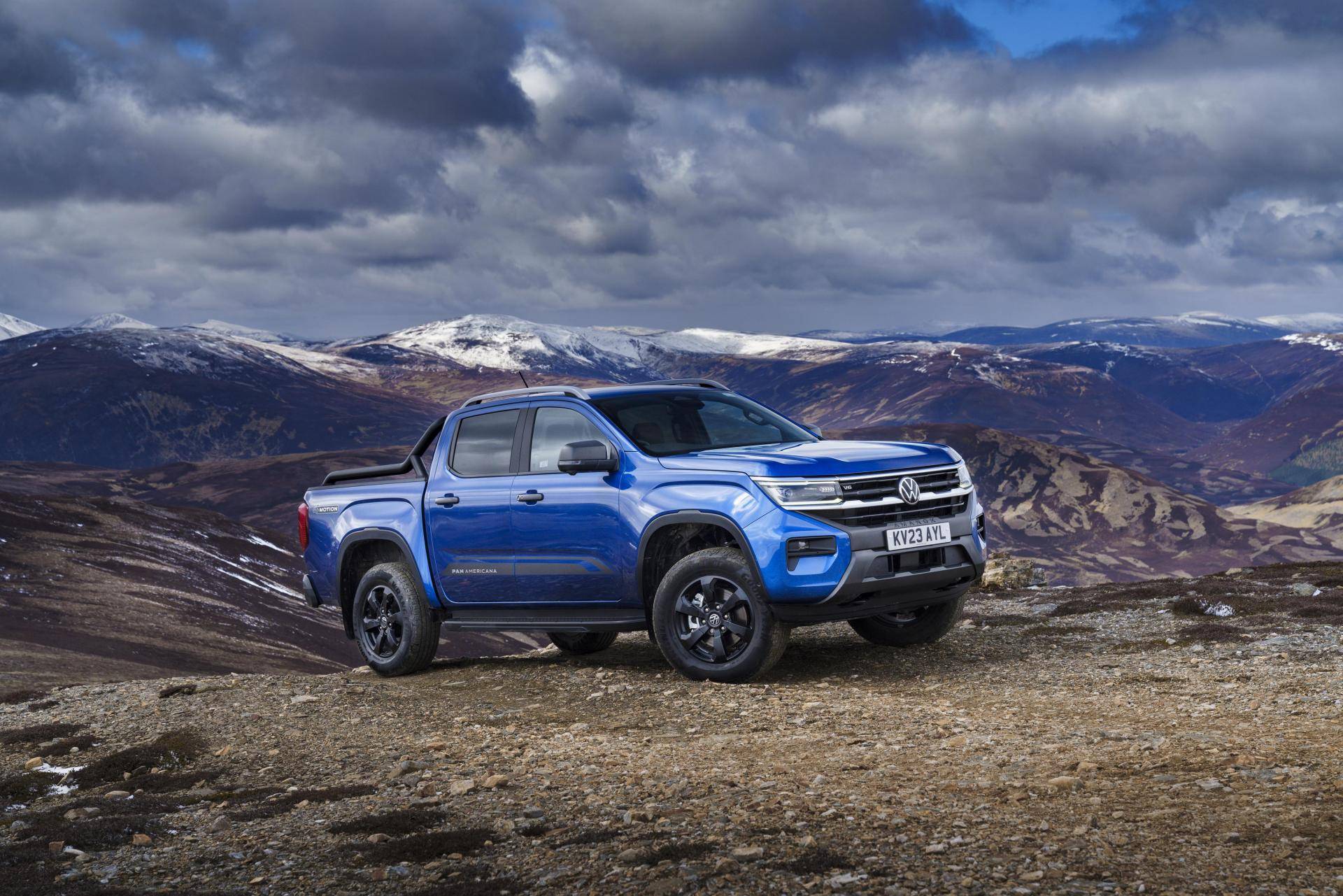 pickup volkswagen amarok blu tra le montagne