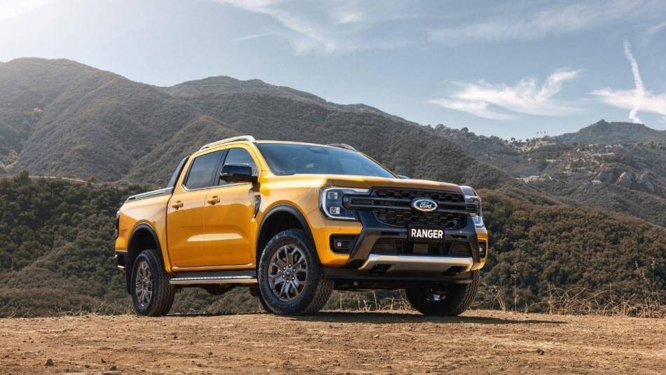 ford ranger giallo tra le colline parcheggiato