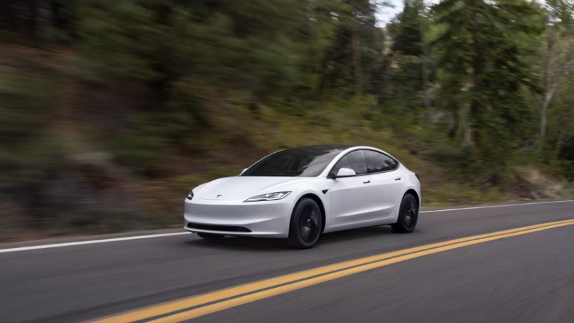 tesla model 3 usata auto elettrica bianca