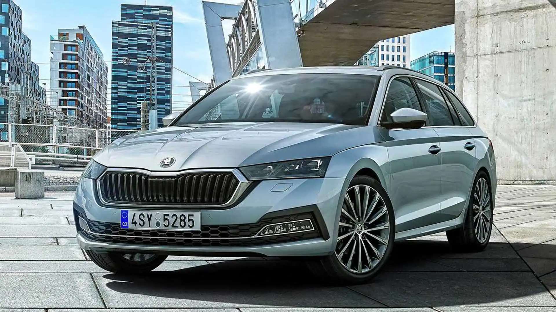 Skoda Octavia Station Wagon grigia in ambiente urbano moderno &ndash; familiare spaziosa e versatile con oltre 600 litri di bagagliaio, tra le wagon pi&ugrave; vendute in Europa.